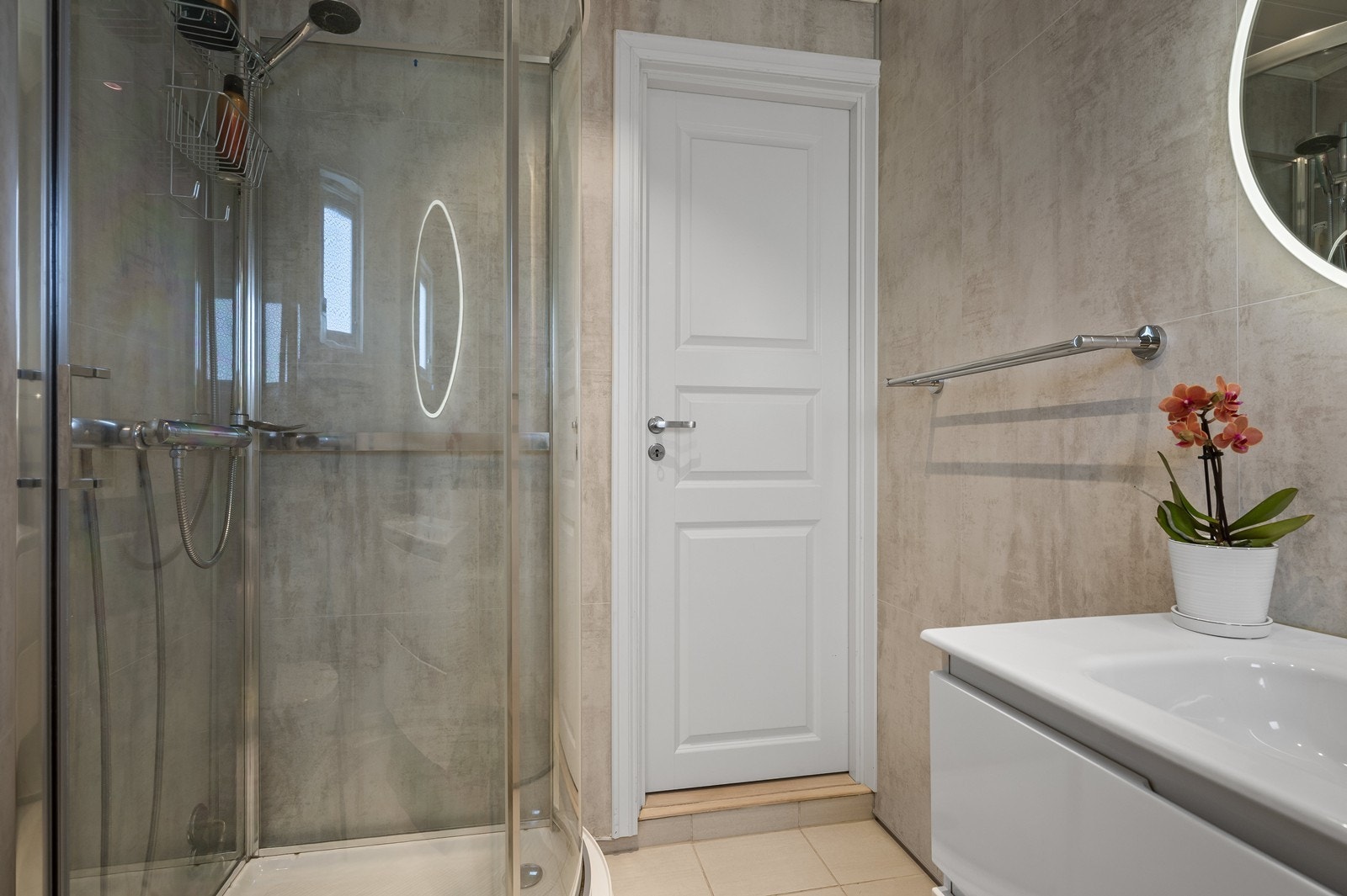 Felles vaskerom i kjeller med eget opplegg for vaskemaskin Galleribilde