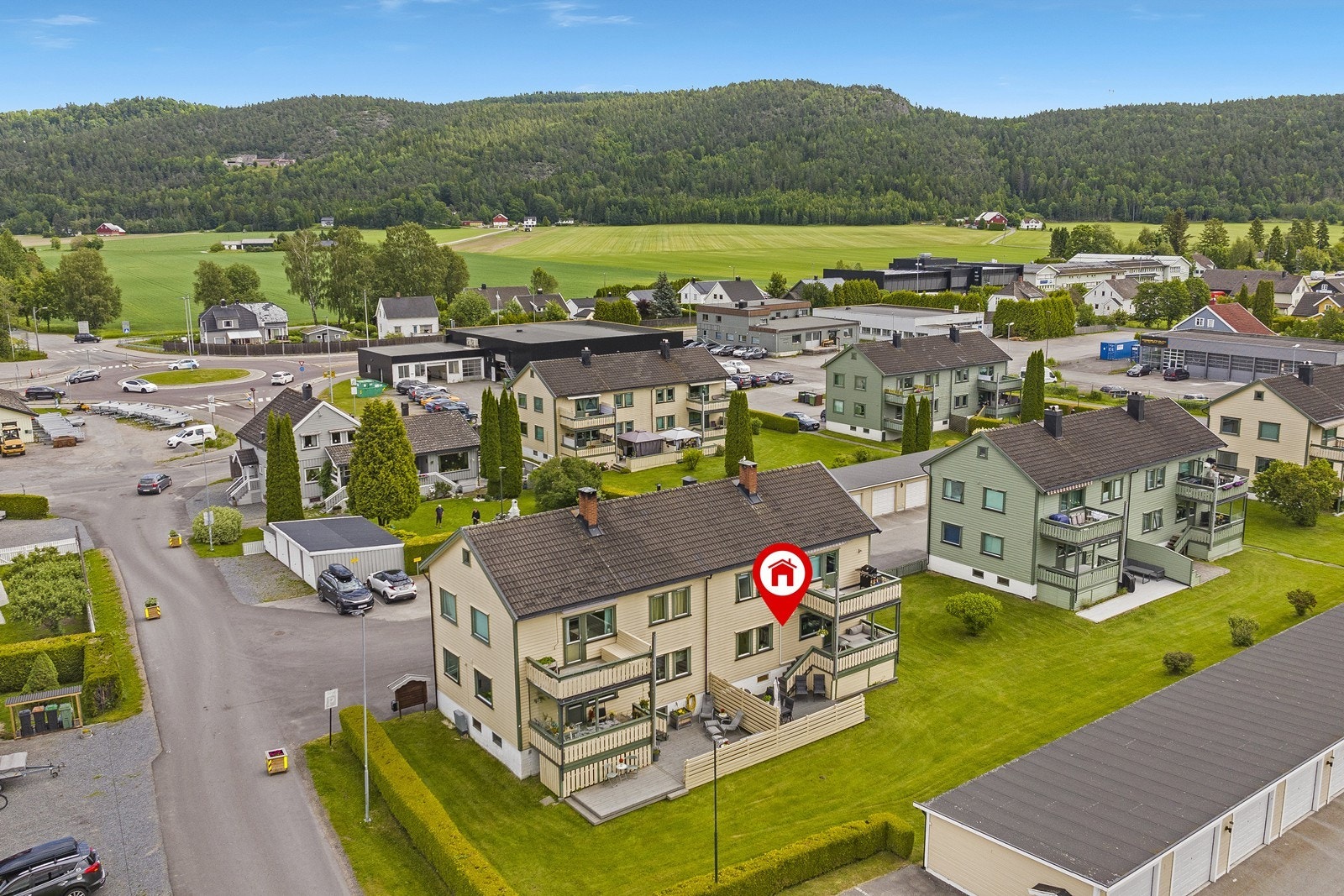 Også kort vei til Rema 1000, bussforbindelser og E18 Galleribilde