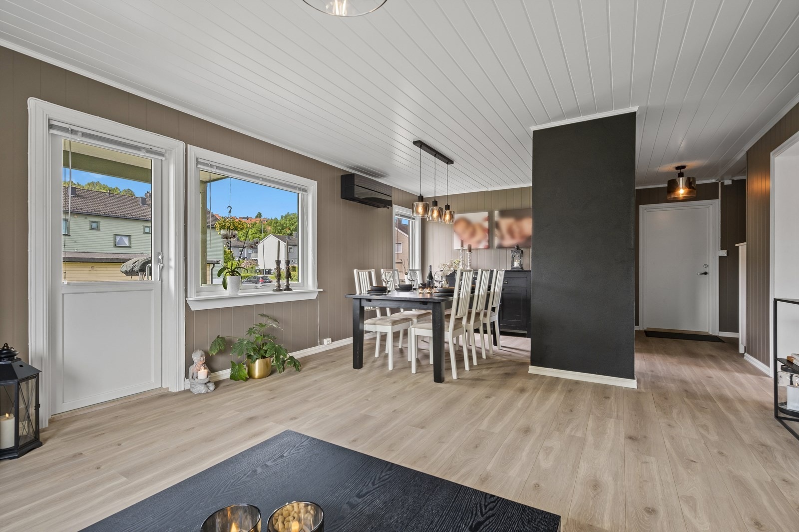 Utgang til solrik balkong, markterrasse og hage Galleribilde