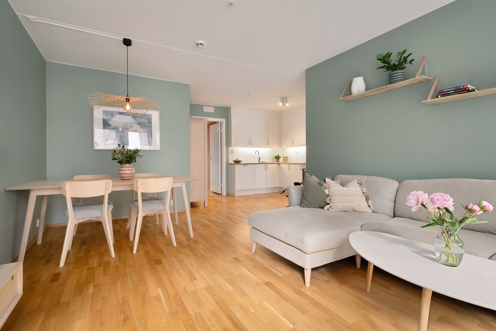 God plass til både sofakrok og stor spisegruppe - perfekt for hverdag og selskap. Galleribilde