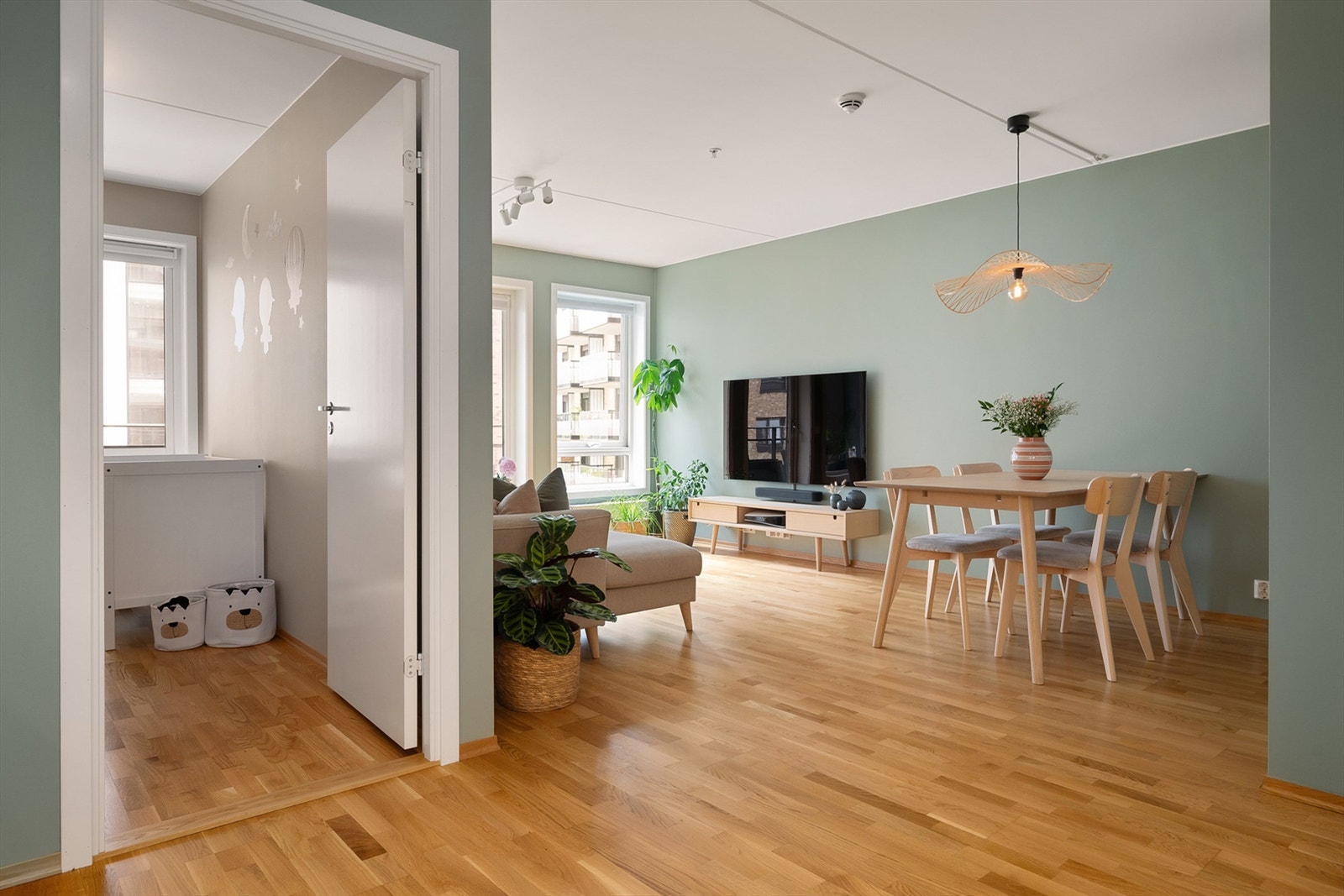 Lys og innbydende stue med store vindusflater og gode møbleringsmuligheter. Galleribilde