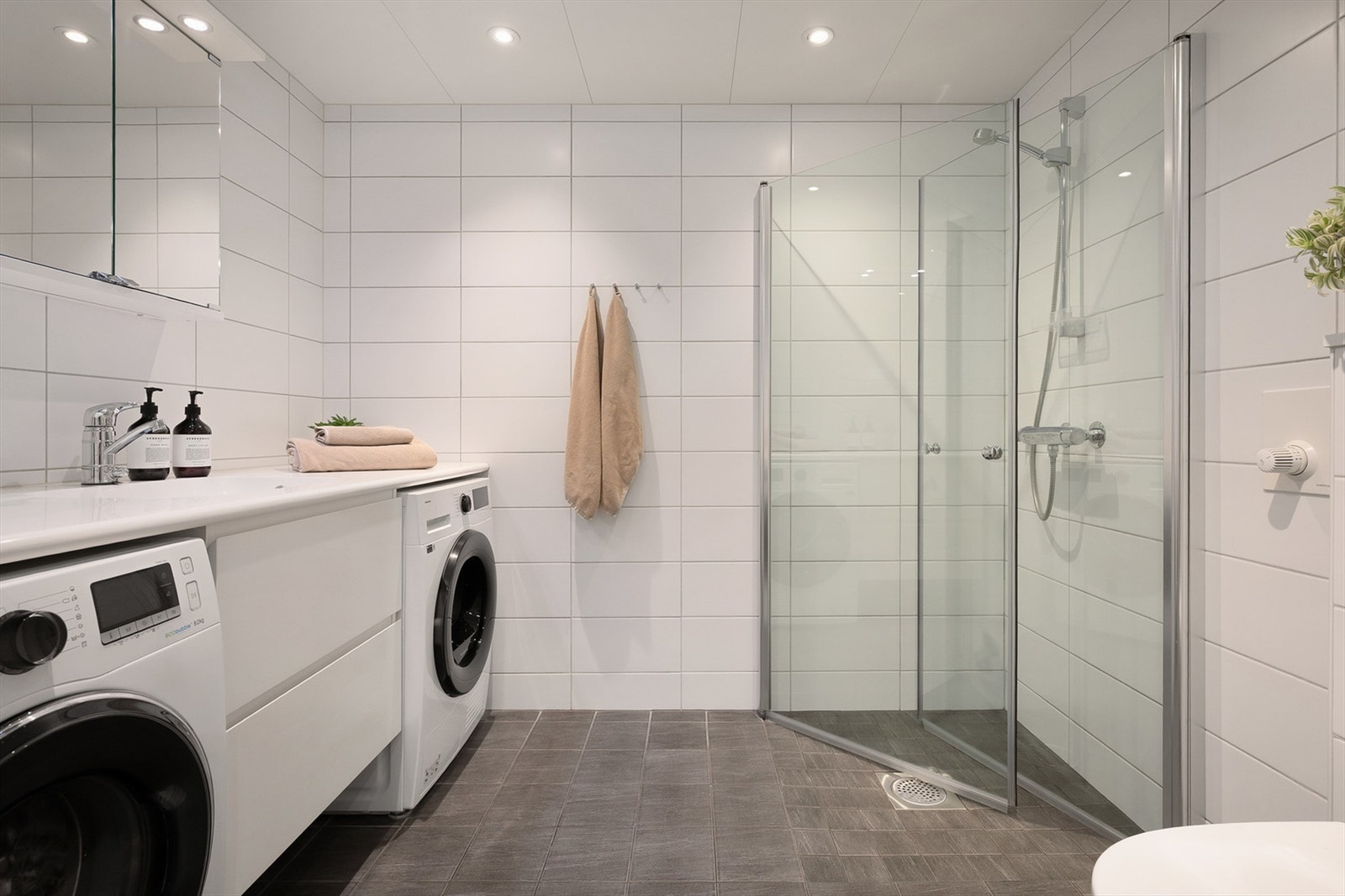 Delikat og romslig bad med moderne innredning og vannbåren gulvvarme. Galleribilde