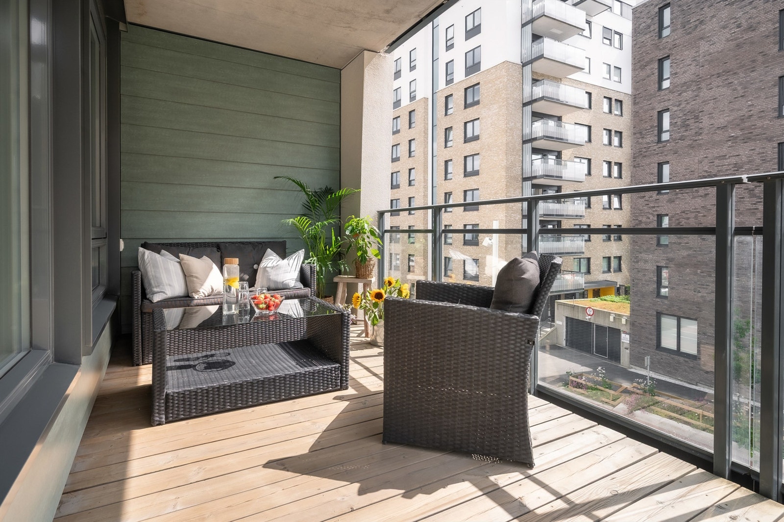 Sydvestvendt balkong på 8 kvm - sol fra ca. kl. 12 til 19 og god plass til utemøbler. Galleribilde