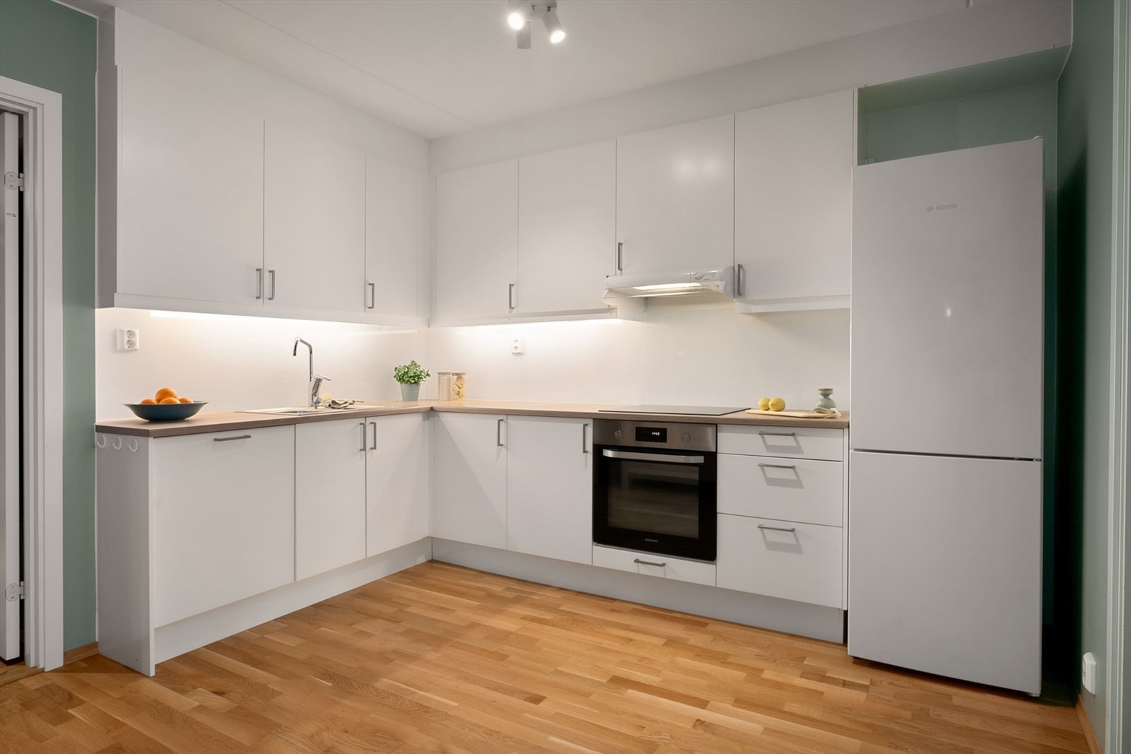 Pent kjøkken fra Sigdal med integrerte hvitevarer og moderne løsninger. Galleribilde