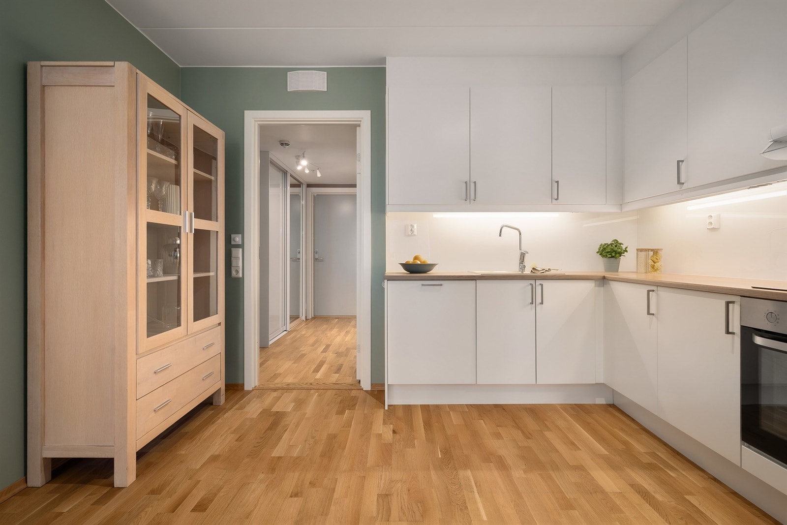 God plass i leiligheten til gode lagringsmøbel. Galleribilde