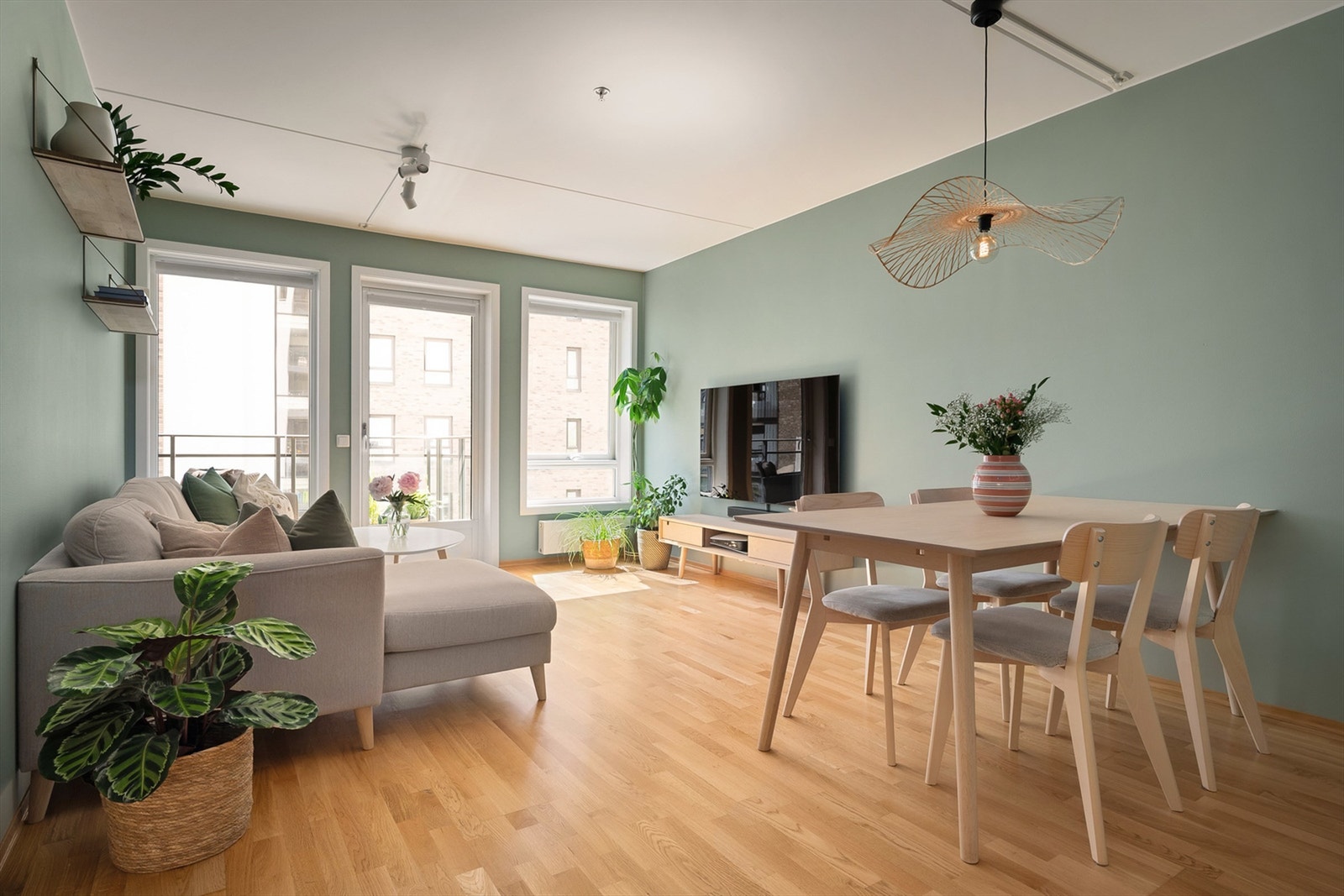 Velkommen til Lørenveien 64 B - en romslig og moderne 3-roms med optimal planløsning. Galleribilde