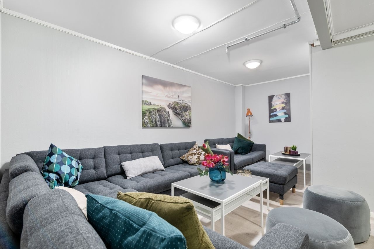 Stue fullt møblert med sofa og bord Galleribilde