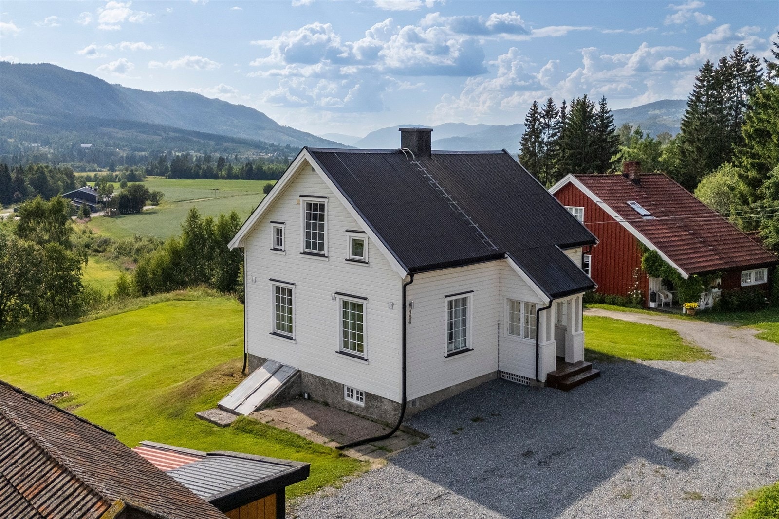 Sjarmerende enebolig med romslig og solrik tomt. Galleribilde