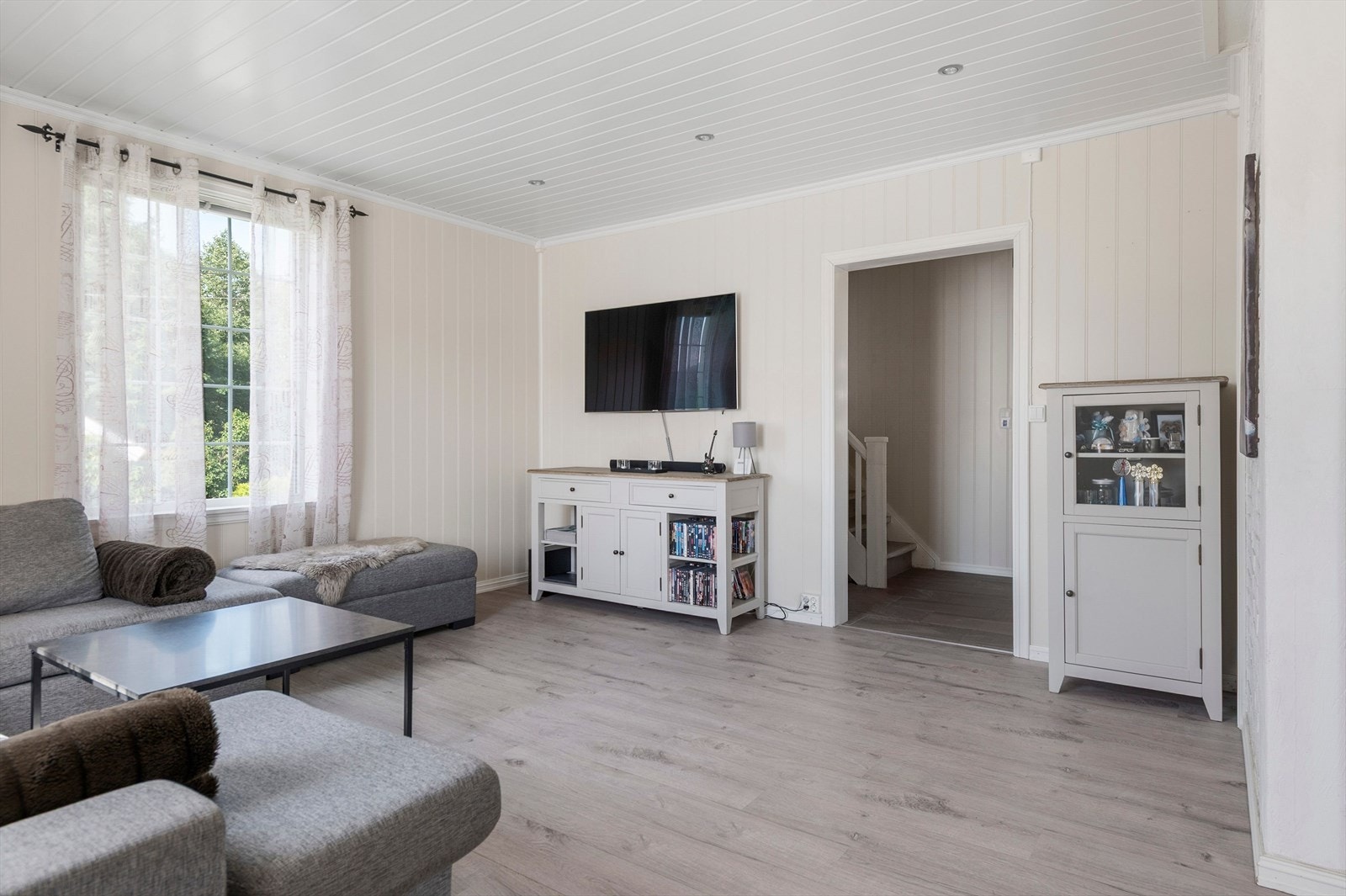 Stua har store vinduer som gir mye naturlig lys. Galleribilde