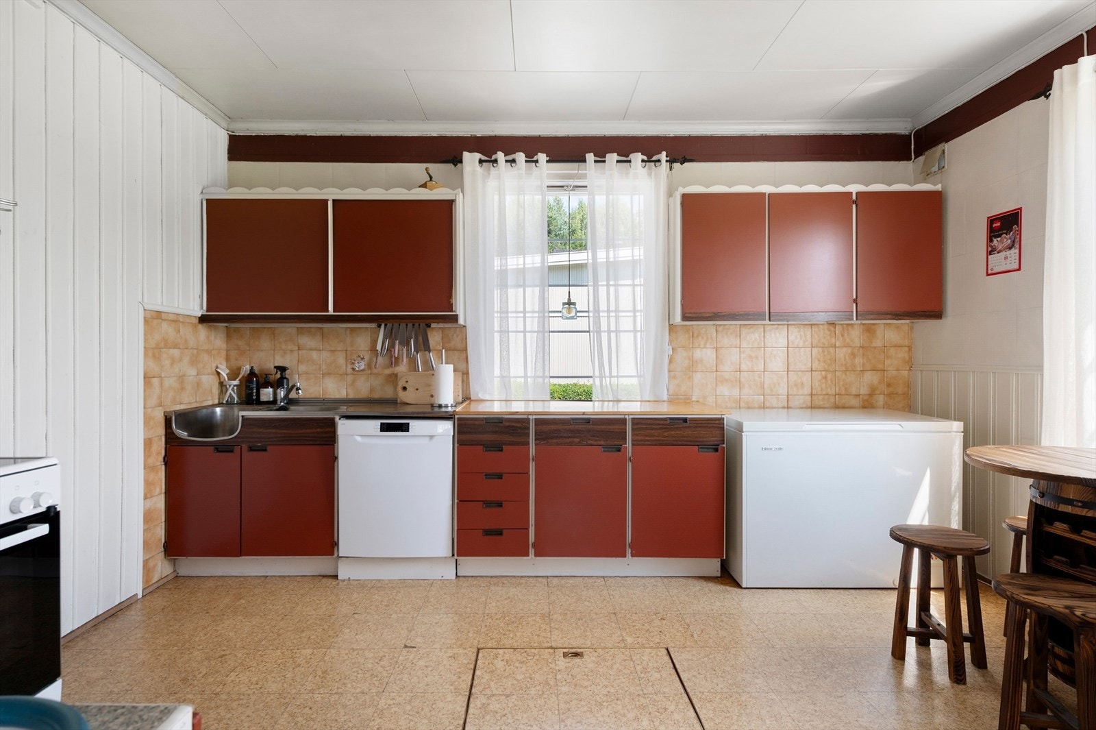 Romslig kjøkken med stort potensialet. Galleribilde