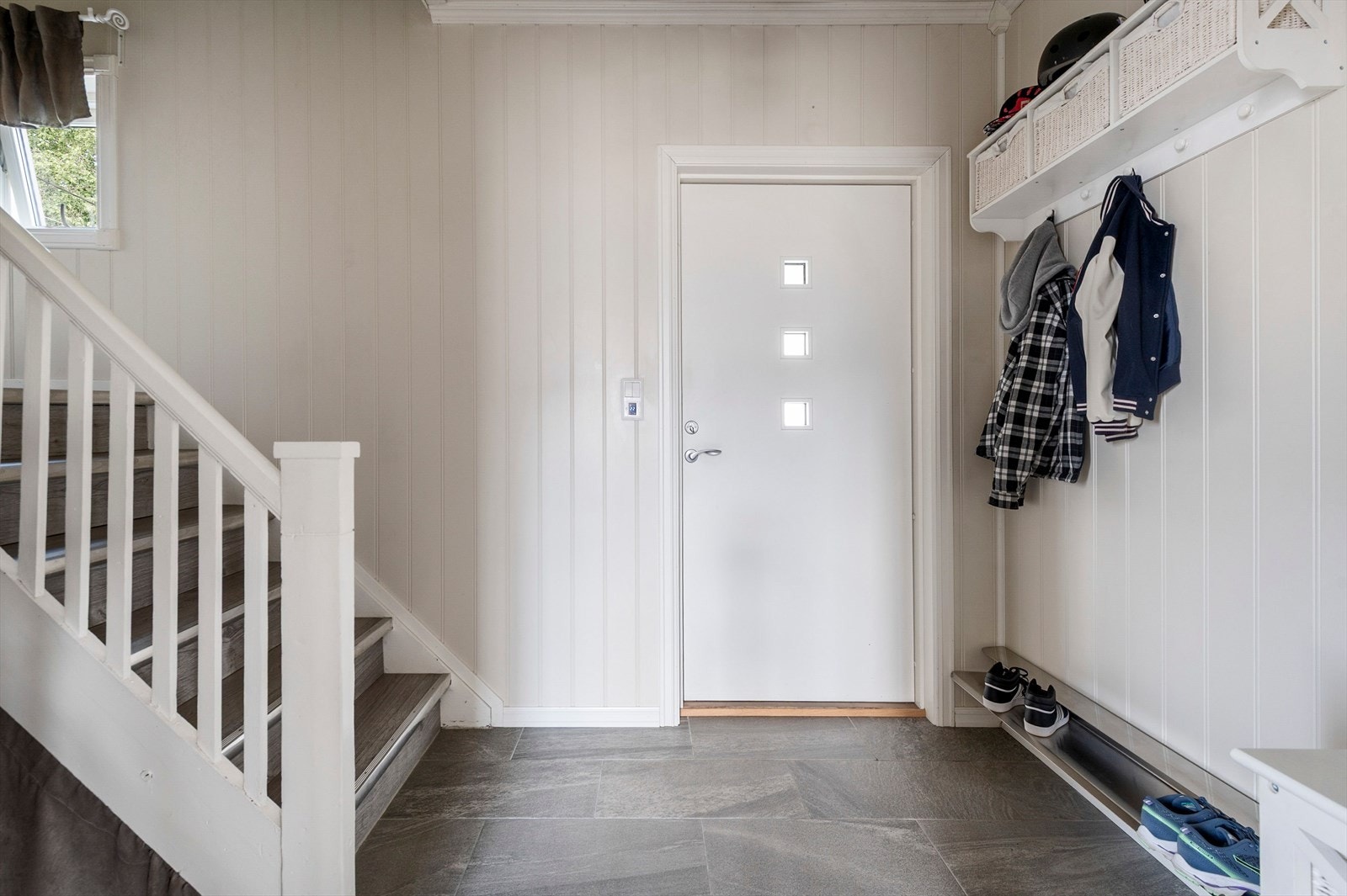 Romslig entré med god plass til sko og yttertøy. Galleribilde