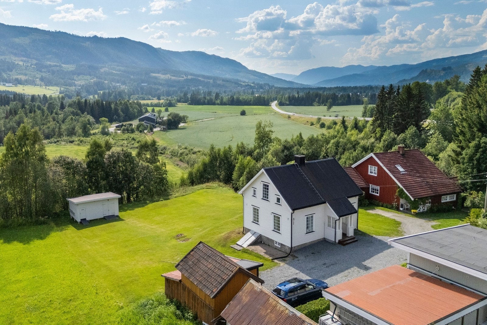 Romslig og solrik eiendom. Galleribilde