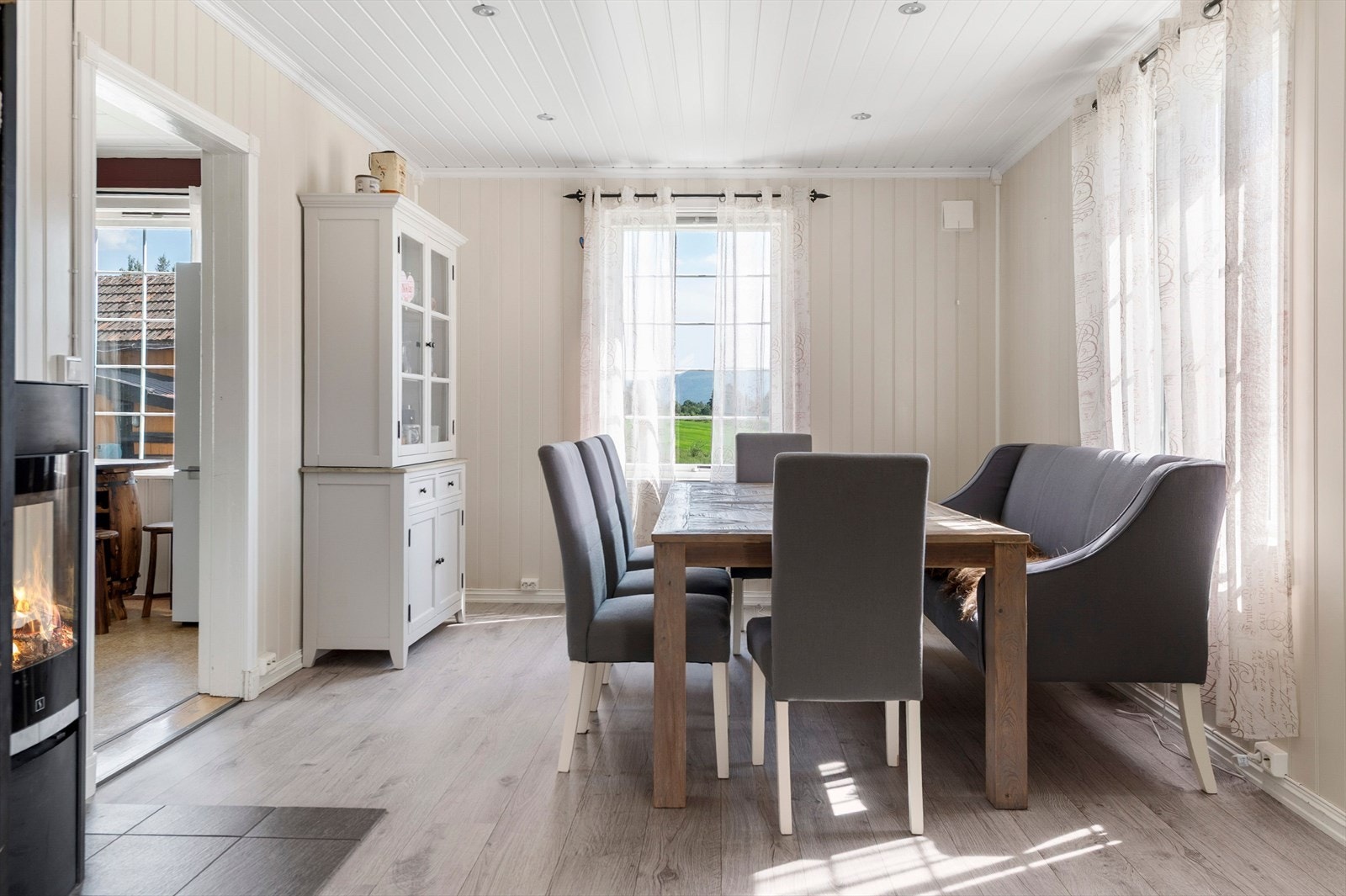 Spisestue med plass til hele familien. Galleribilde