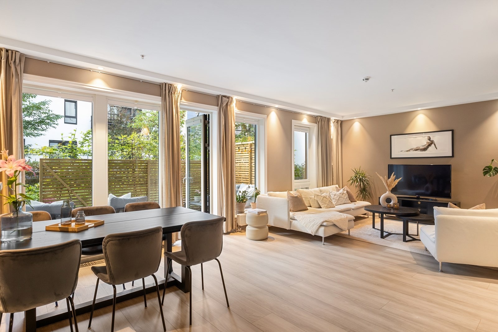 Nordvik ved Aksel Solberg (959 65 071) har gleden av å presentere en moderne, lys og stor leilighet i første etasje i populære Krydderhagen på Løren. Leiligheten ligger like bak Vinslottet og har to store markterasser, en-suite bad og gjestetoalett. Galleribilde