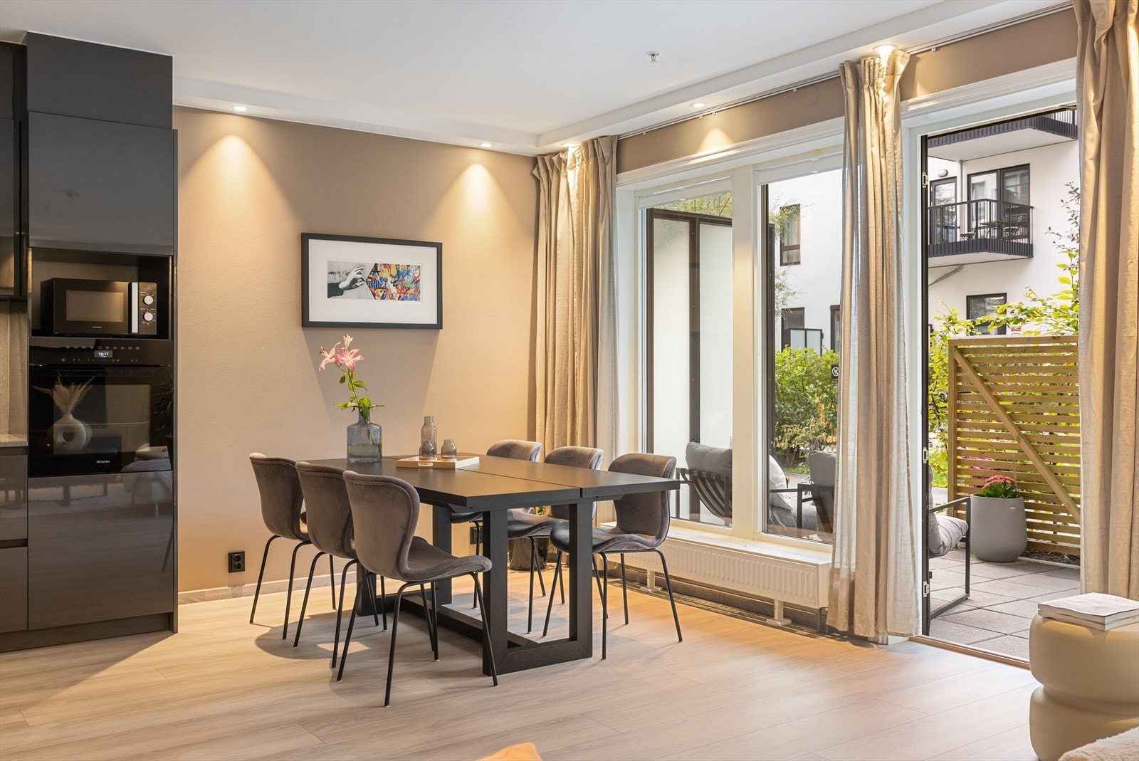 Det er naturlig å ha spisebordet plassert i området ved kjøkkenet da de store vindusflatene gir hyggelig utsyn. Det er også god plass til stort spise bord med tilhørende spisestoler. Galleribilde