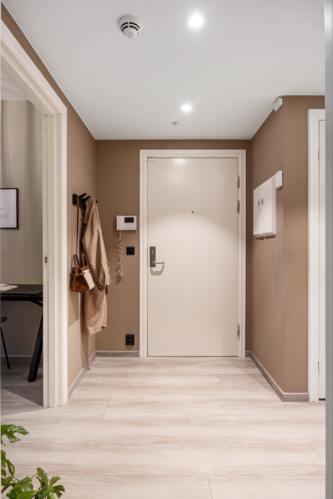 Velkommen inn til Bøkkerveien 14B! Leiligheten har adkomst fra felles inngangsparti og har en stor entre med plass til oppheng for ytterjakker og skostativ. Galleribilde