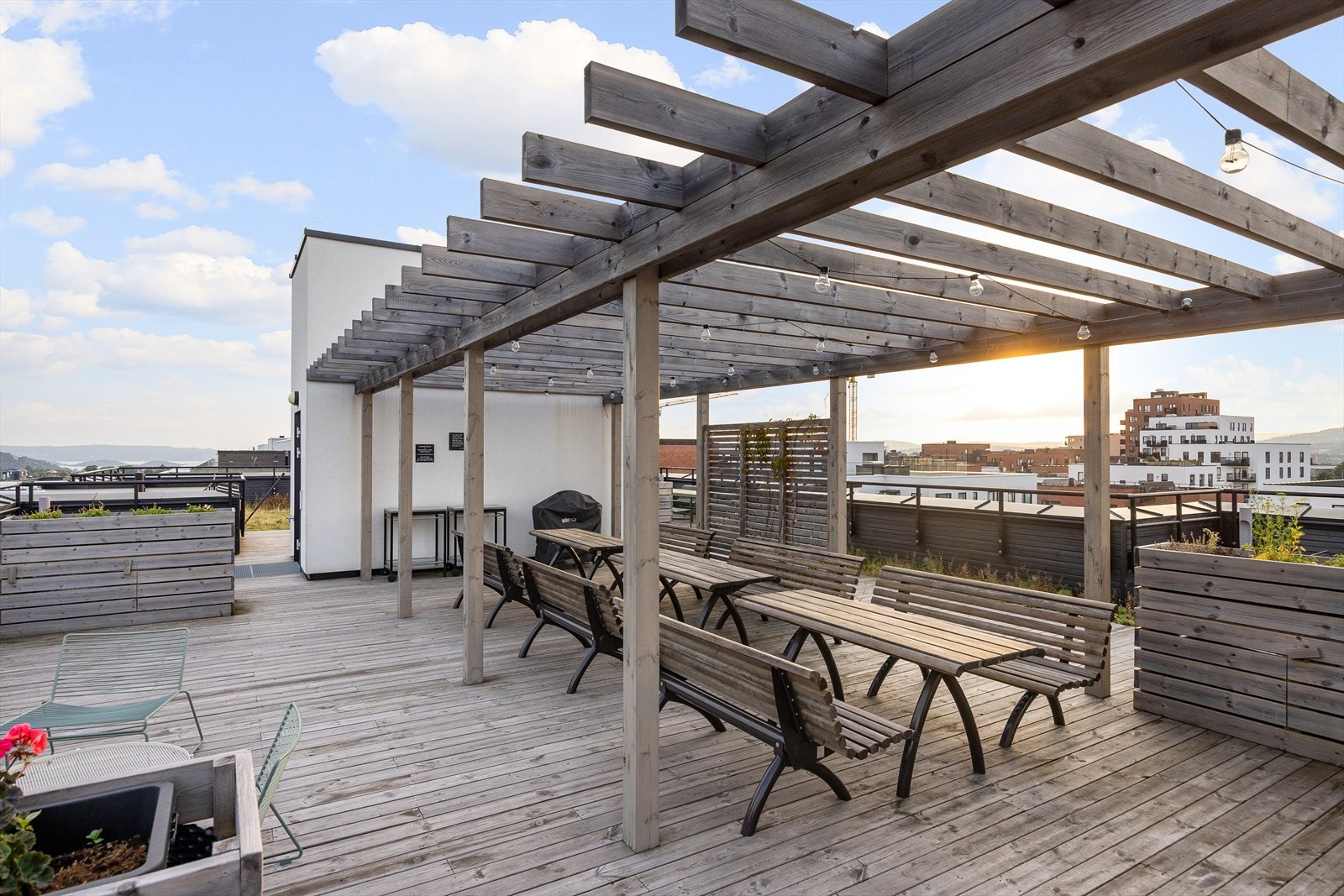 Takterrassen er flott opparbeidet med pergolaer, plantekasser, sedumtak og sittegrupper som beboerne fritt kan benytte. I tillegg finnes en felles gassgrill som alle kan benytte seg av. Galleribilde