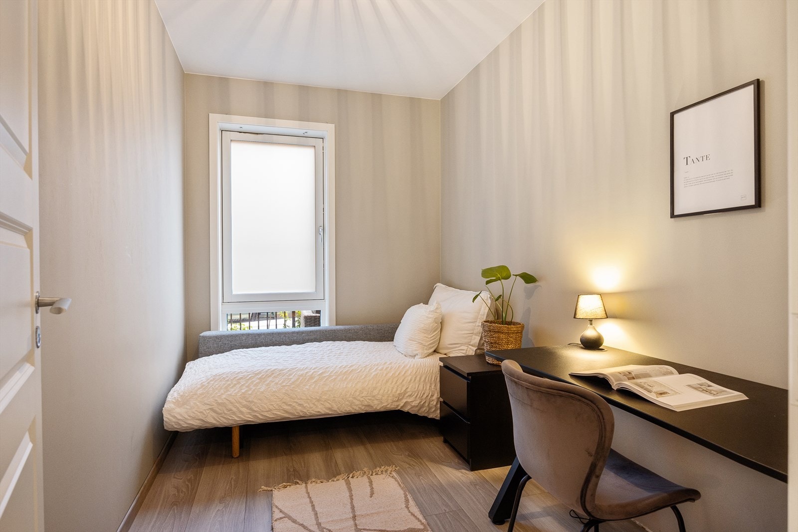 Leilighetens andre soverom er også av god størrelse og har plass til seng og pult for å ha et hjemmekontor. Galleribilde