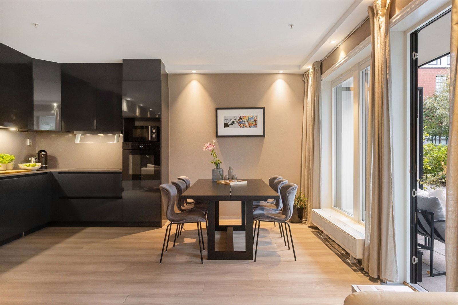 Leiligheten oppvarmes via radiatorer og er inkludert i felleskostnadene. Galleribilde