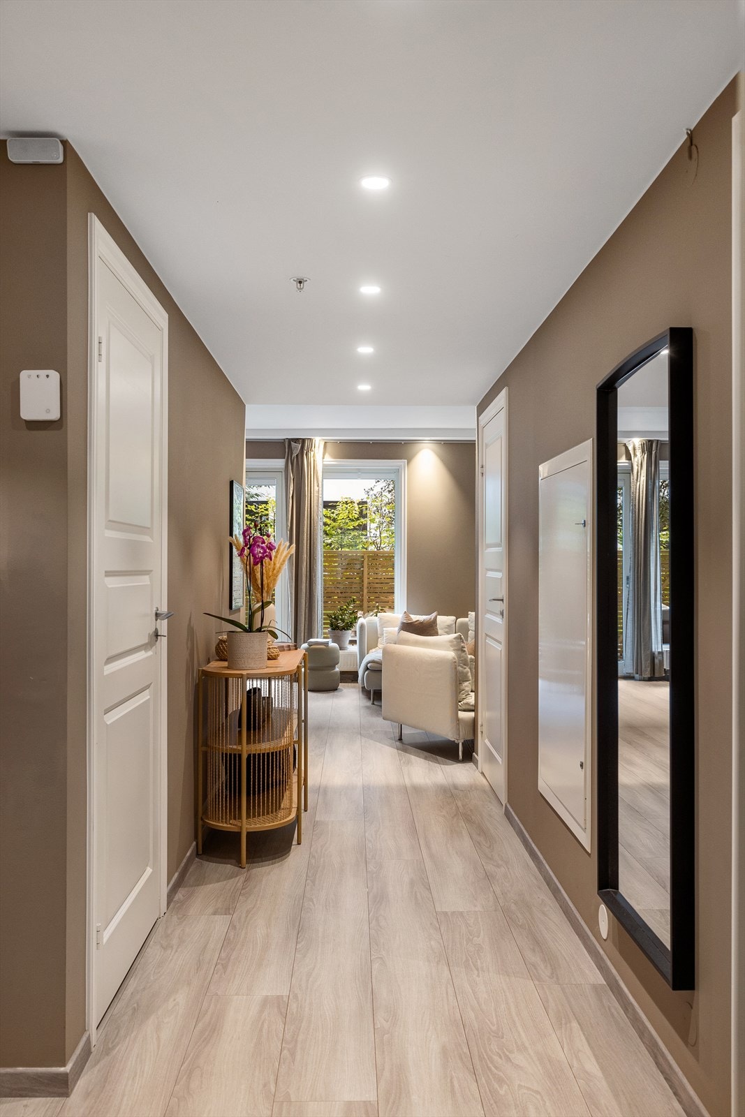 Leiligheten har en gang som naturlig leder mellom leilighetens sosiale arealer til de private. I gangen er det en stor innvendig bod, et fult gjestebad, og entre. Galleribilde