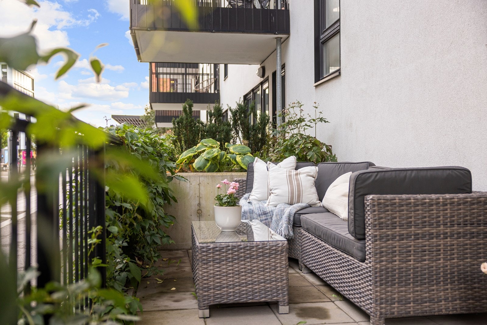 Markterrassen har god plass til sittegrupper og stoler, og er pent opparbeidet med grønne planter. Det er plantet klatreplanter langs gjerdet som allerede har begynt å vokse, som med tiden vil gi en frodig og skjermet uteplass tilknyttet hovedsoverommet. Galleribilde