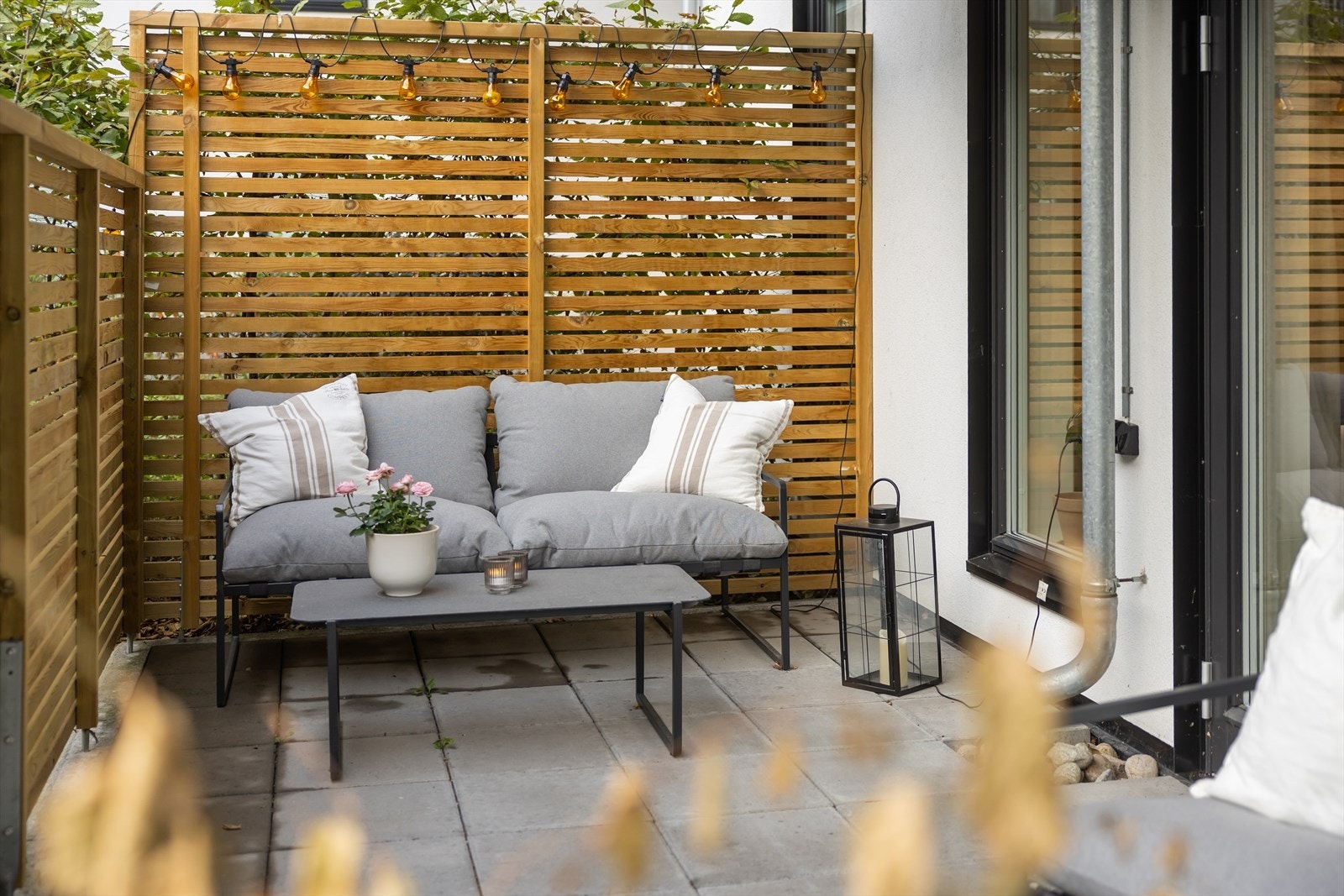 Leiligheten har en markterrasse med ettermiddags- og kveldssol. Flotte levegger rammer inn terrassen og gjør den privat og skjermet, samtidig som de gir mulighet for både hyggelig belysning og klatreplanter som vil skape et hyggelig grønt uteområde. Galleribilde