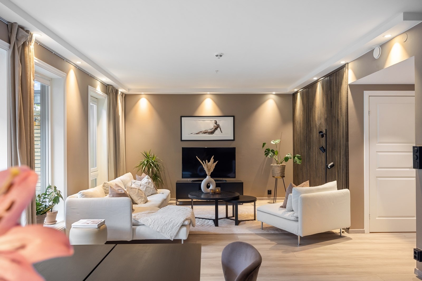 Leiligheten har en gjennomtenkt planløsning med stor, åpen stue- og kjøkkenløsning, mens soverommene ligger i motsatt ende. Den romslige åpne sonen gir svært gode møbleringsmuligheter og blir et naturlig samlingspunkt for hyggelige kvelder med venner. Galleribilde