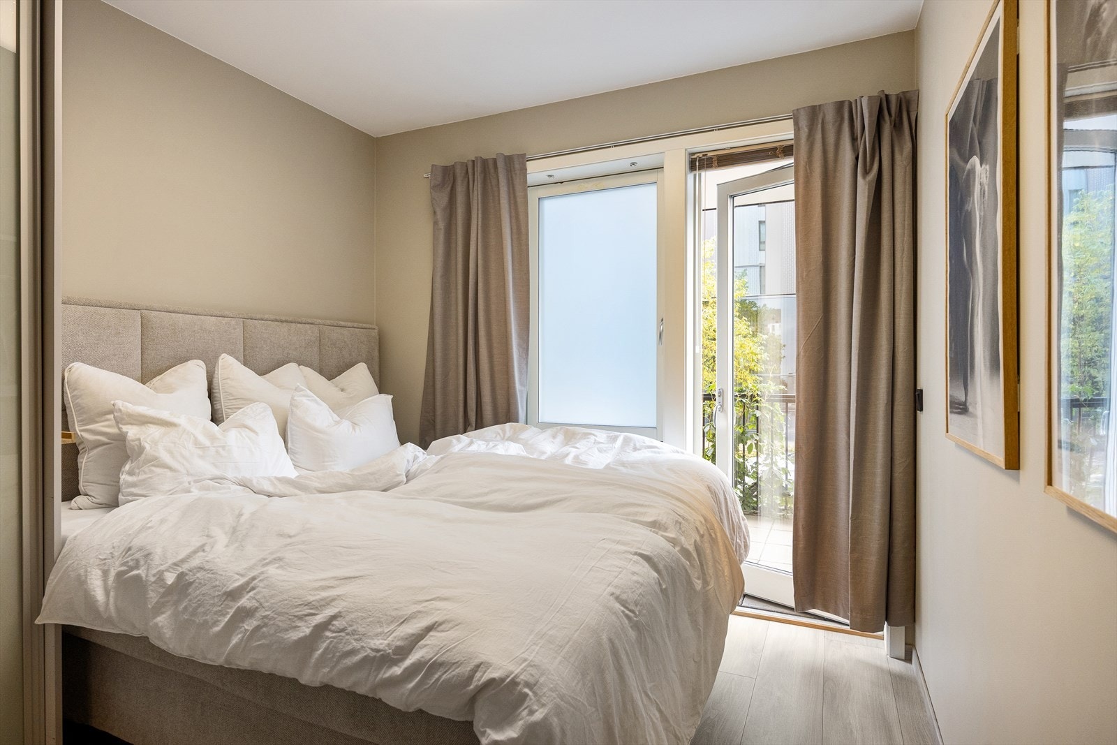 Hovedsoverommet skaper en hotellfølelse hjemme med utgang til egen markterasse med morgensol, og stort en-suite bad. Det er god plass til dobbeltseng og rommet har også ett stort garderobeskap som gir rikelig med oppbevaring. Galleribilde