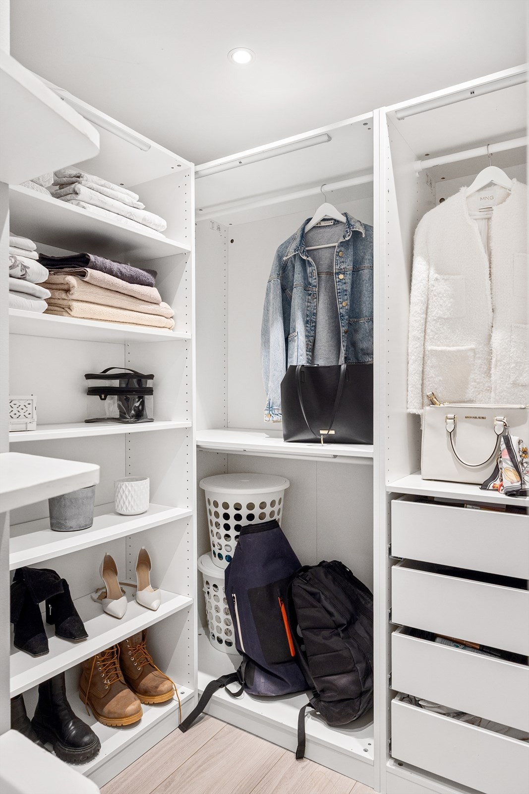 En ekstra gode er leilighetens store innvendige bod som gir rikelig med oppbevaringsplass. Dette gjør det enkelt å holde leiligheten ren og ryddig. Galleribilde