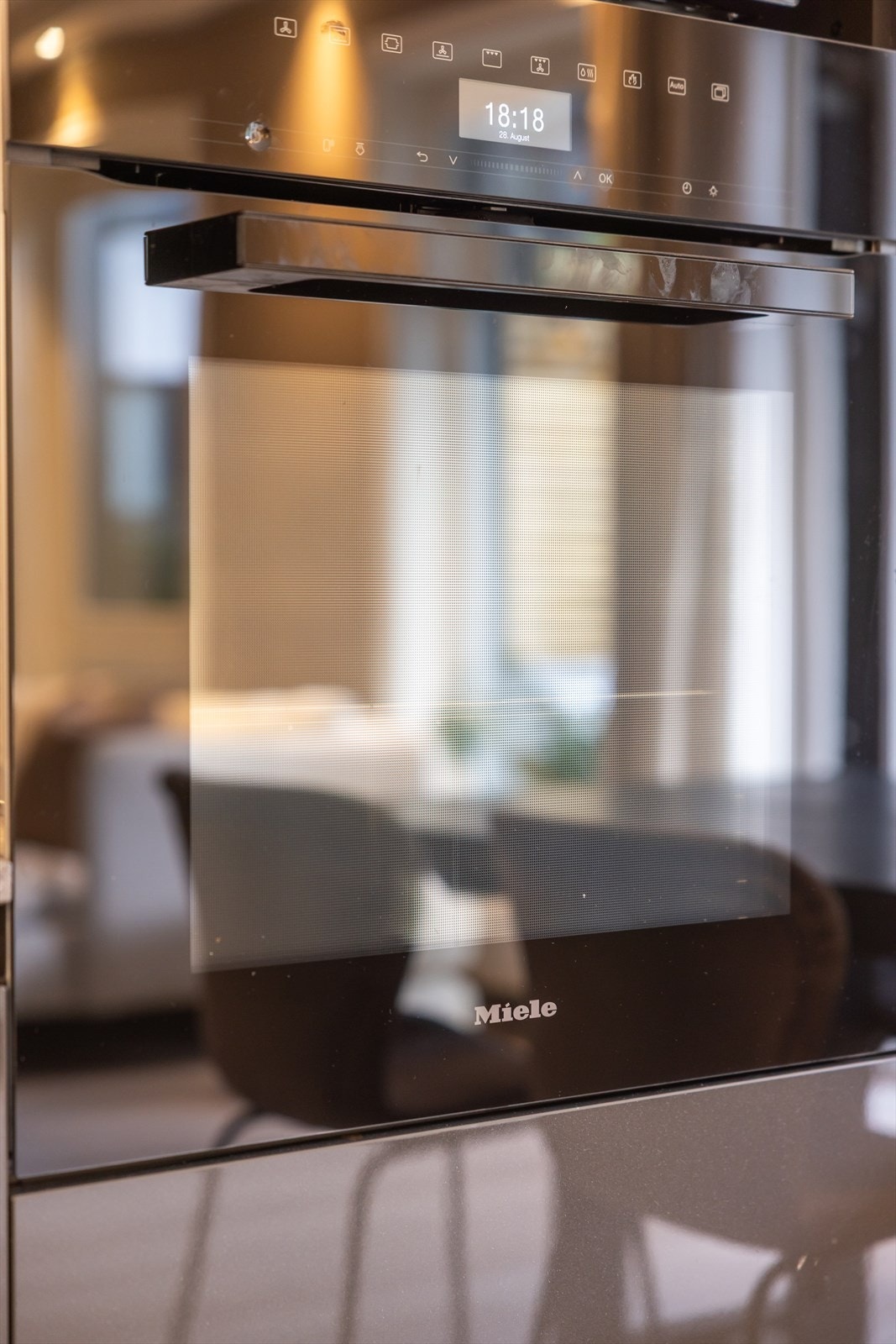 Kjøkkenet er av høy kvalitet me integrerte hvitevarer fra Miele, samt bestandig og vedlikeholdsfri benkeplate i naturstein. Galleribilde