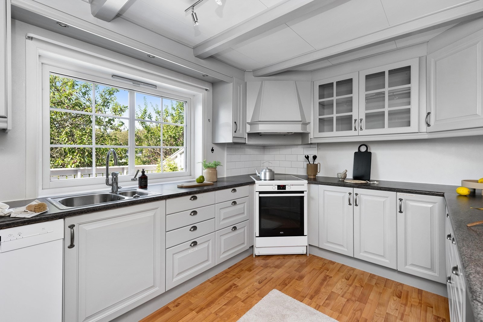 Pent kjøkken med takhøye overskap Galleribilde