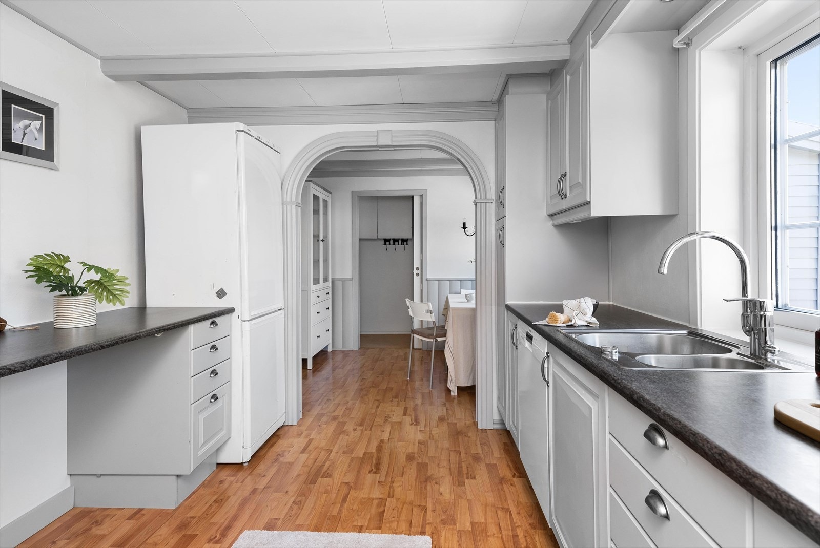 Kjøkkenet har god benkeplass for matlagning og ellers god oppbevaringsplass i skuffer og skap Galleribilde