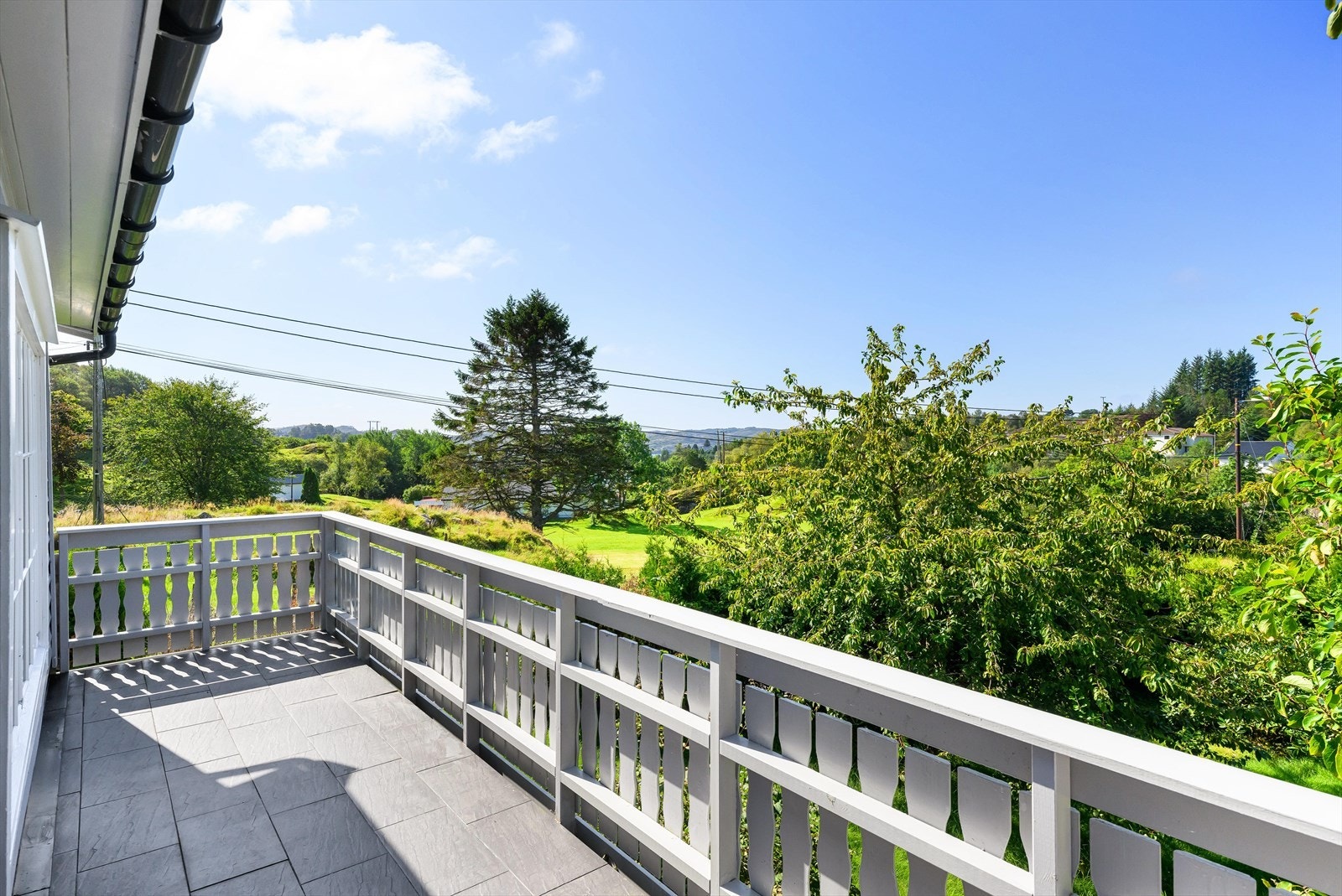 Terrassen er flislagt. Legg merke til den frie beliggenheten Galleribilde