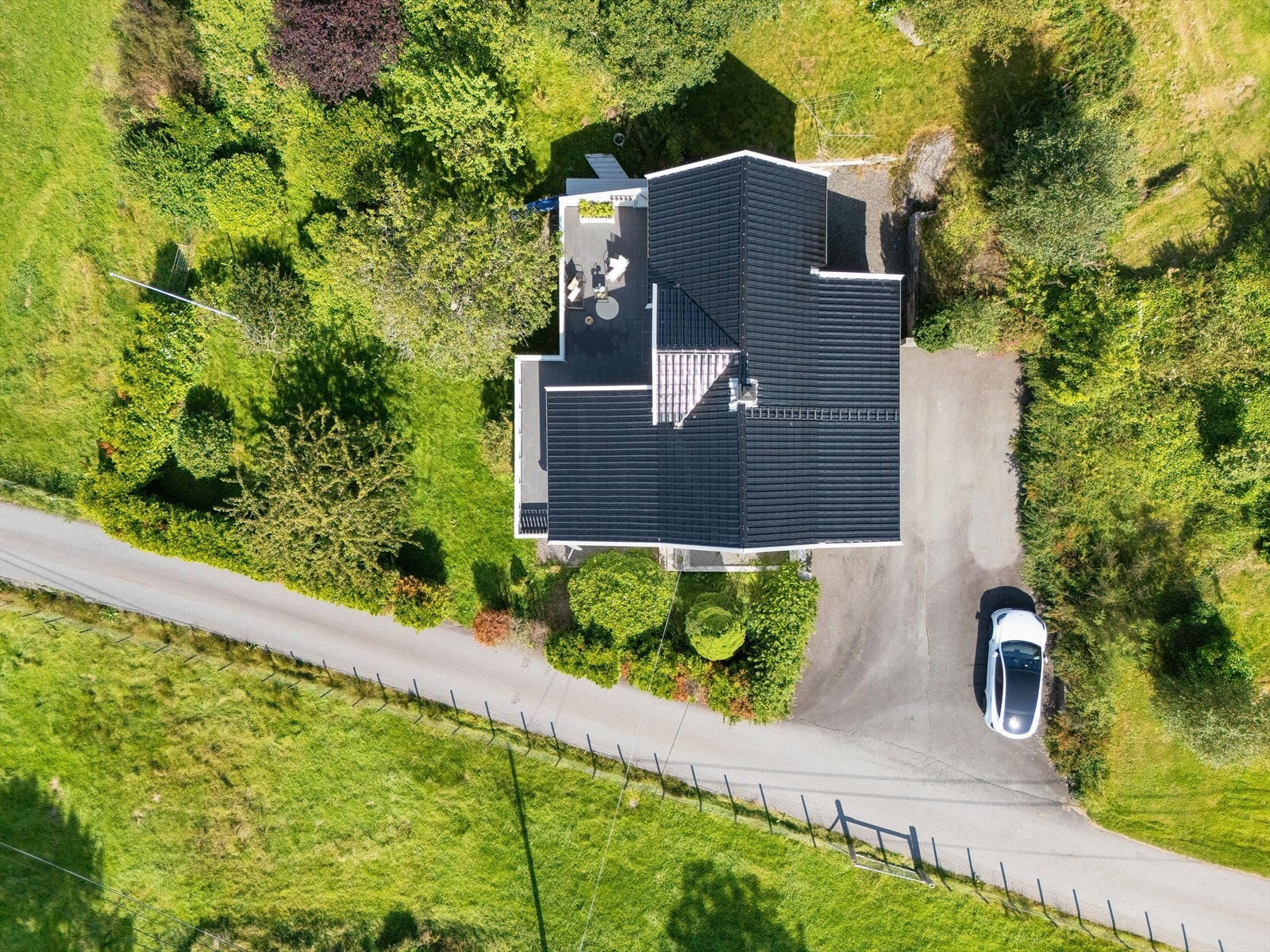 God biloppstillingsplass på egen eiendom. Elbil-lader er montert Galleribilde