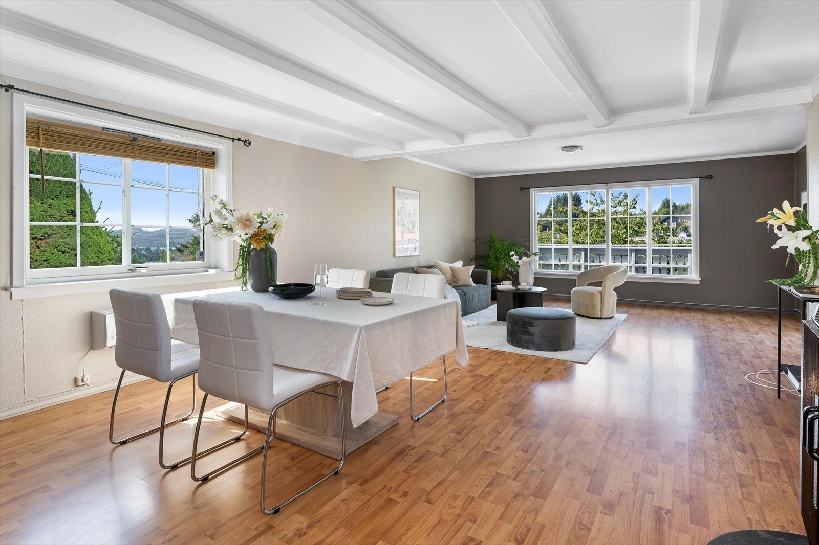 God plass til møblering med både spisebord og sofagruppe, i tillegg til annen møblering etter eget ønske Galleribilde