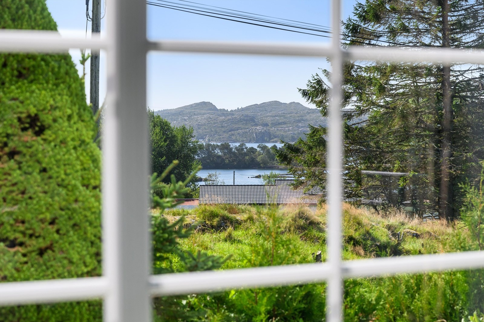 Flott utsikt fra huset. Her våkner du til fuglekvitter og slipper unna trafikkstøy. Galleribilde