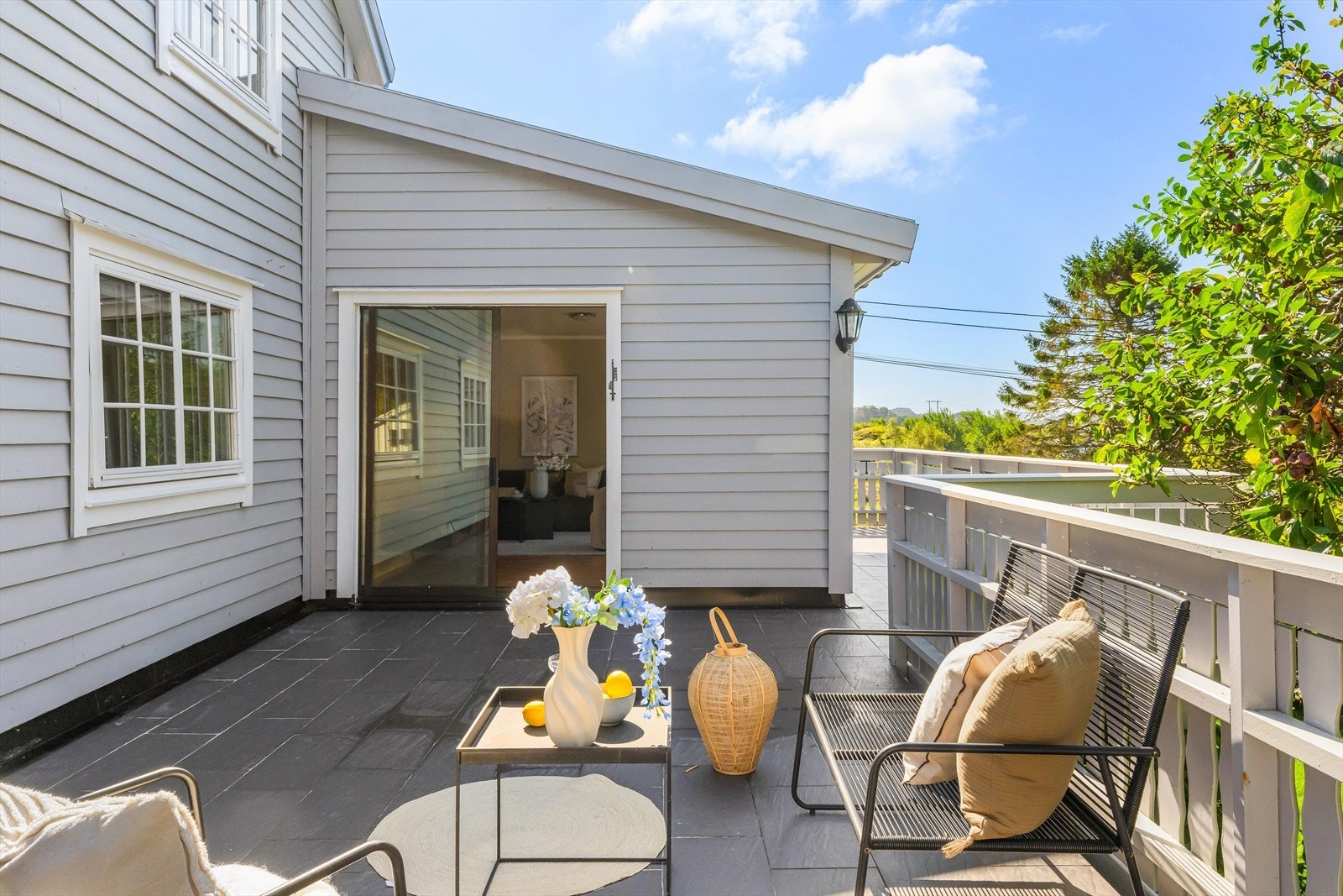 Nyt solrike dager på egen, skjermet terrasse Galleribilde