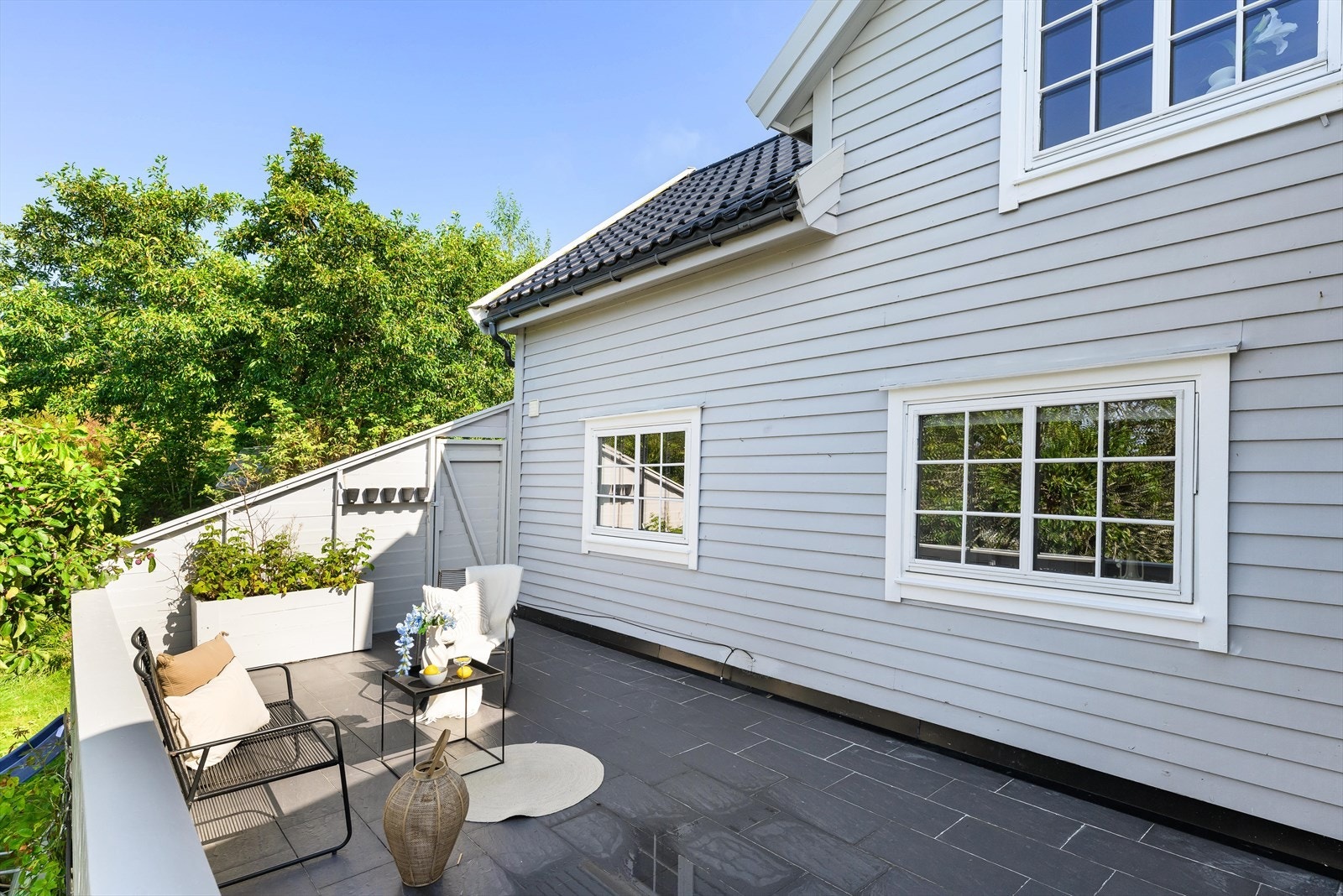 Selger opplyser om gode solforhold og kveldssol Galleribilde