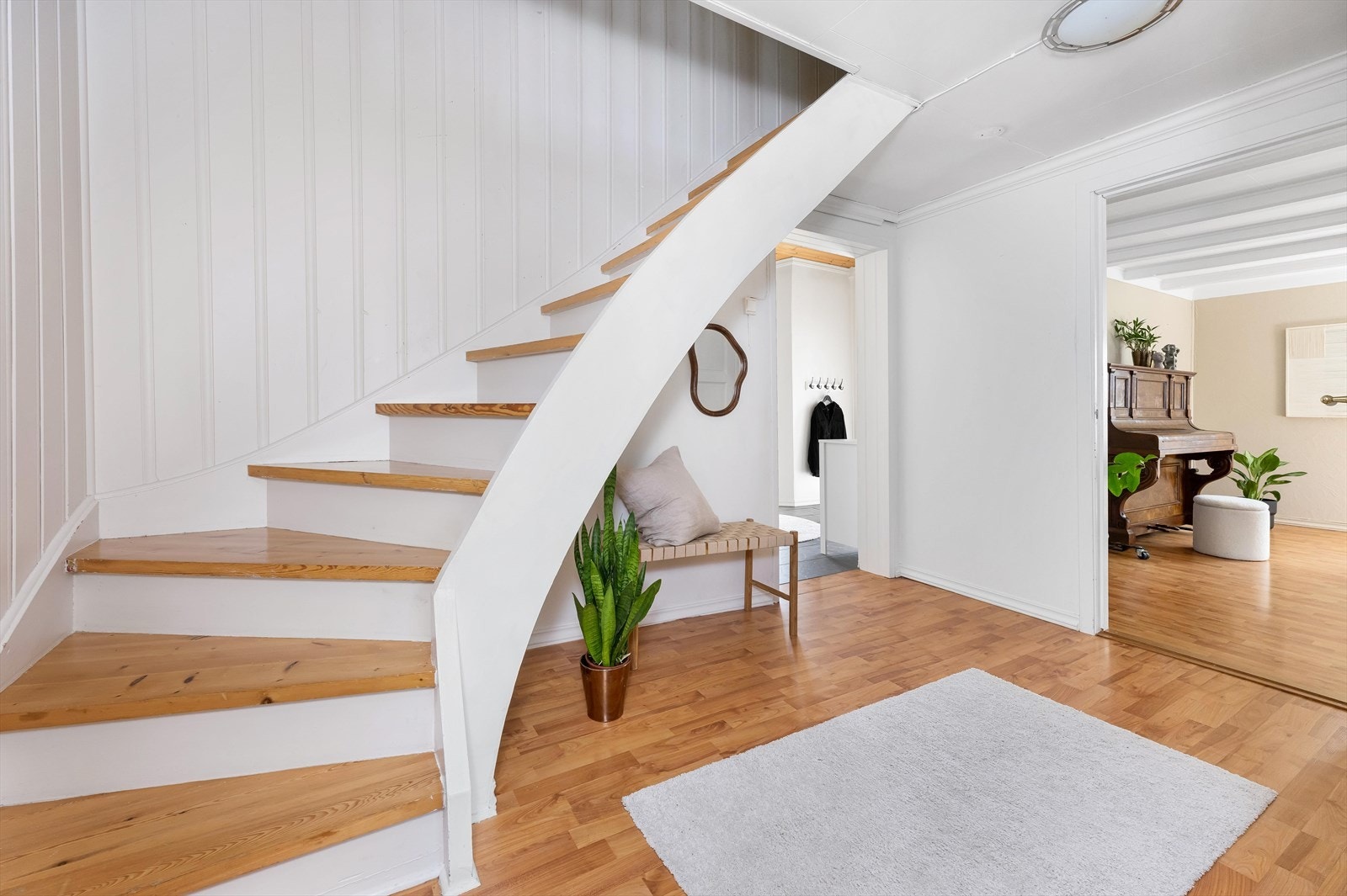 Romslig mellomgang med trapp til 2.etasje Galleribilde