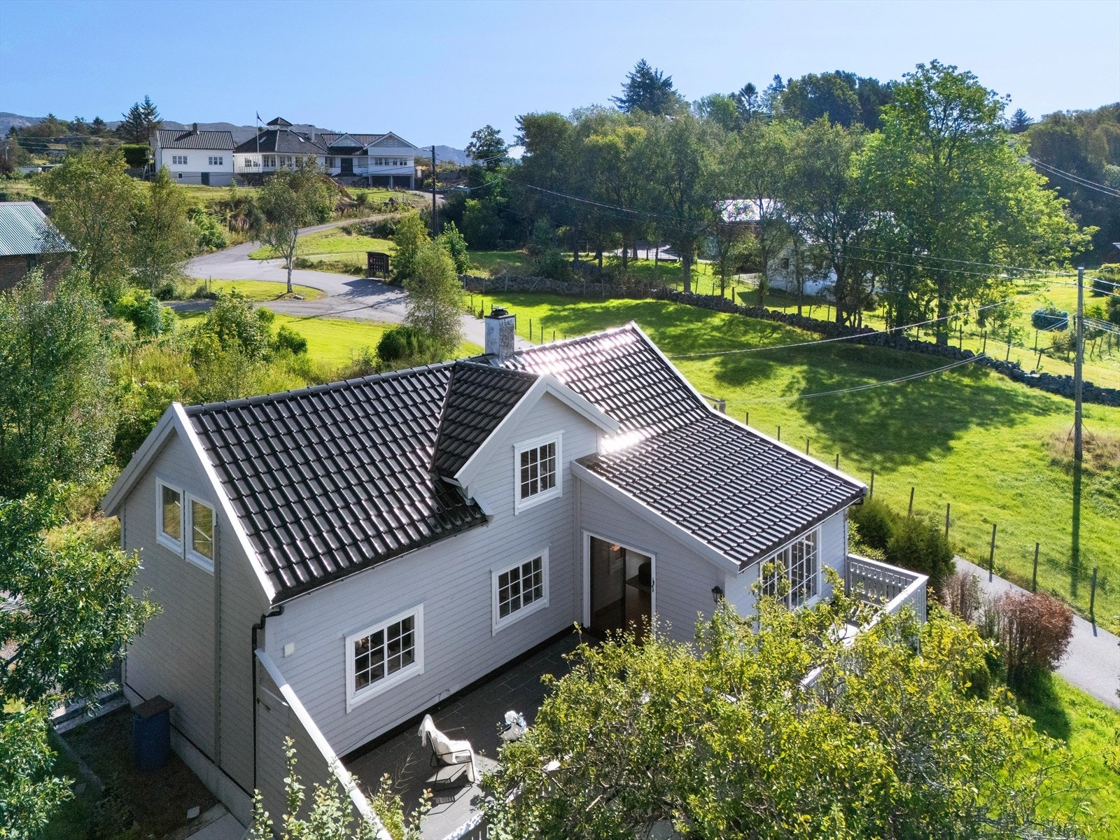 Tomten er pent opparbeidet og består av både gressplen, beplantning og frukttrær. Perfekt sted for barna å vokse opp. Galleribilde