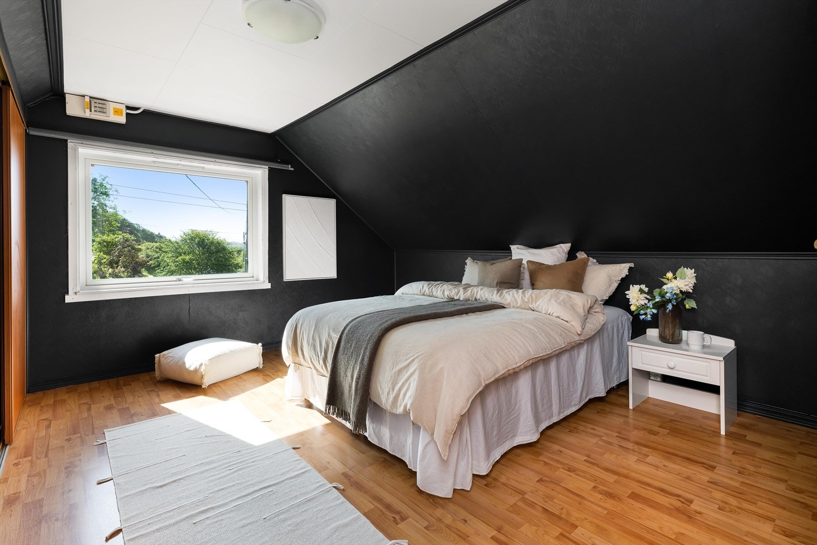 2.etasje innehar 3 soverom på henholdsvis 15,9 m², 12, 8 m² og 8,1 m² Galleribilde