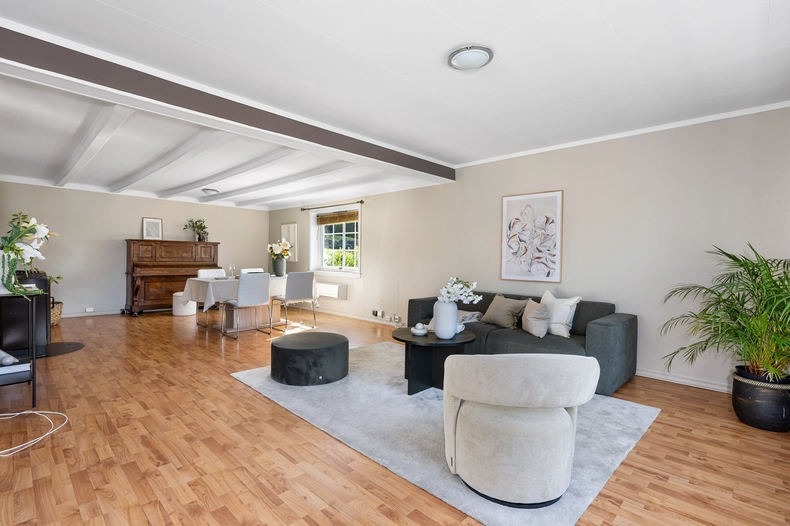 Romslig stue på 41,5 m² med god plass for møblering Galleribilde