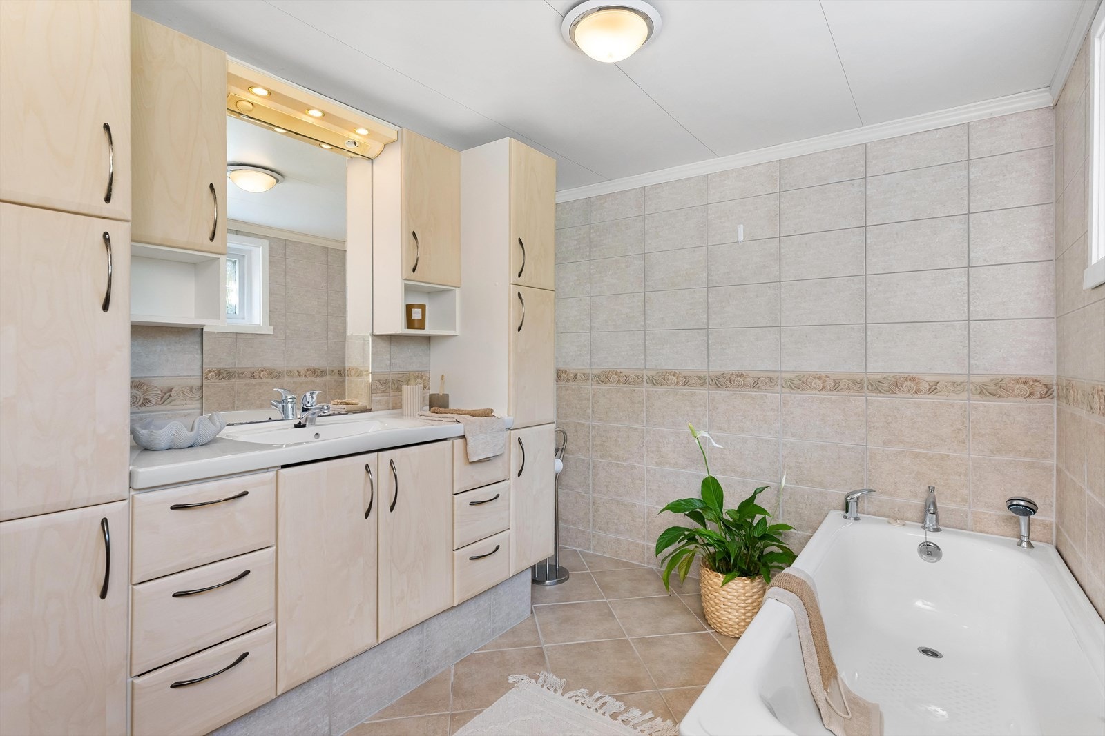 God oppbevaringsplass i stor baderomsmøblering Galleribilde