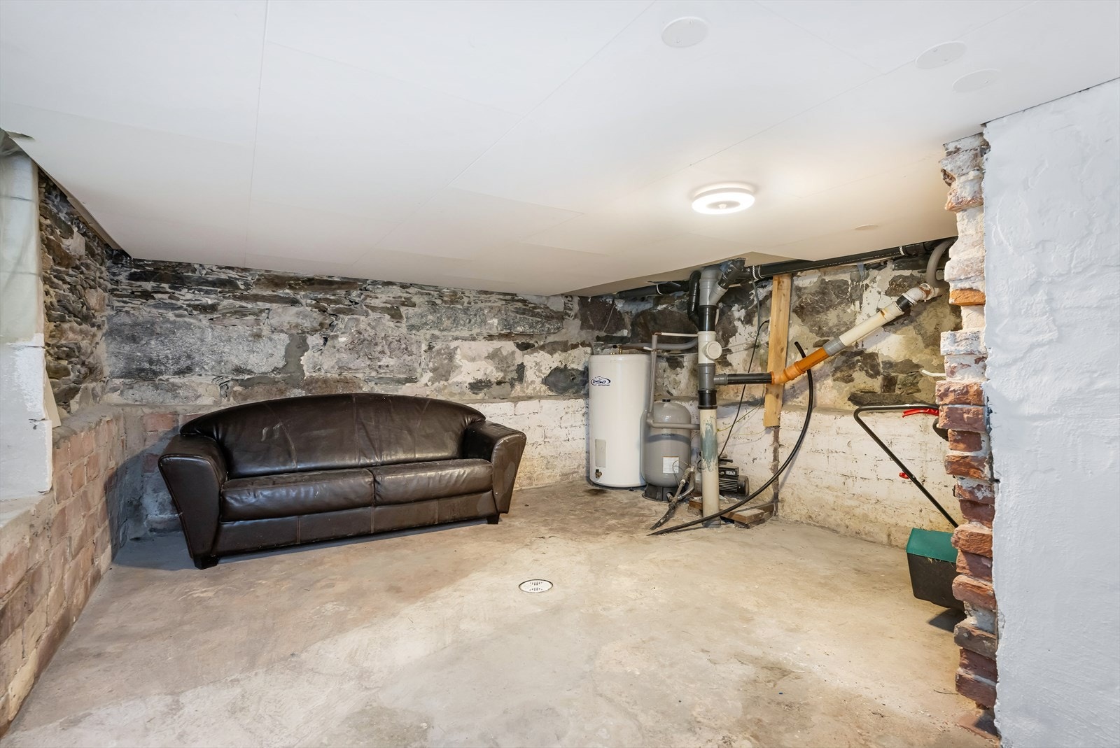 Varmtvannsbereder og vannpumpe til brønn er plassert i kjeller Galleribilde