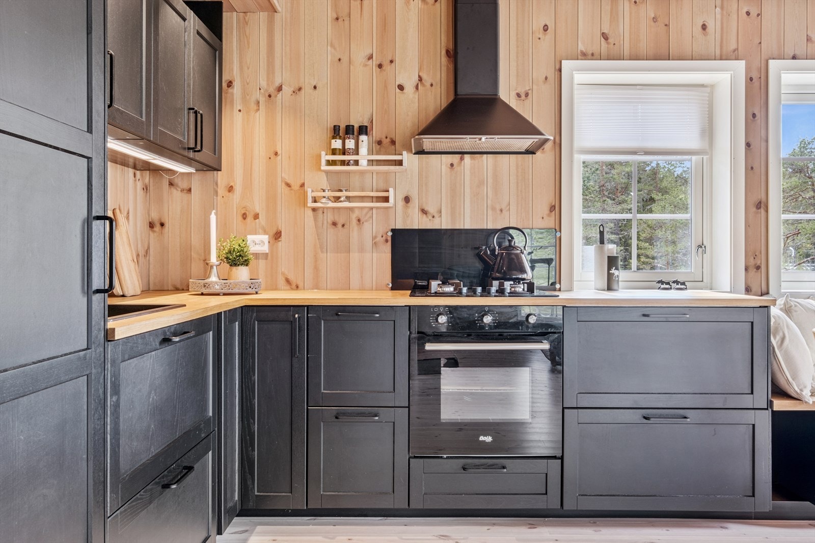 Tiltalende kjøkken med integrerte hvitevarer. 230v anlegg, så her har du både kjøleskap og komfyr som hjemme:) Galleribilde