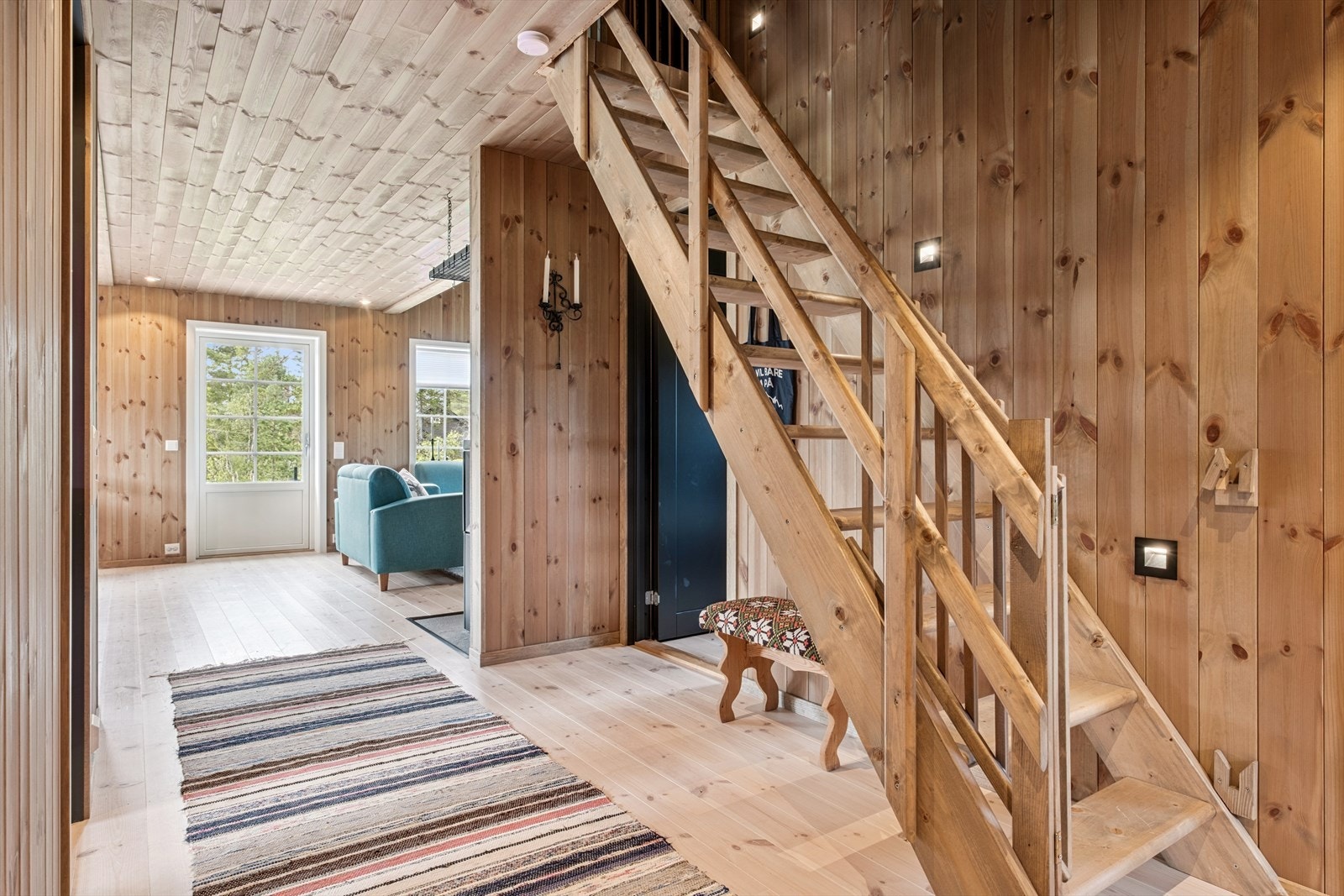 Gang mot stue. Innfelt belysning i vegg i trapp. Galleribilde