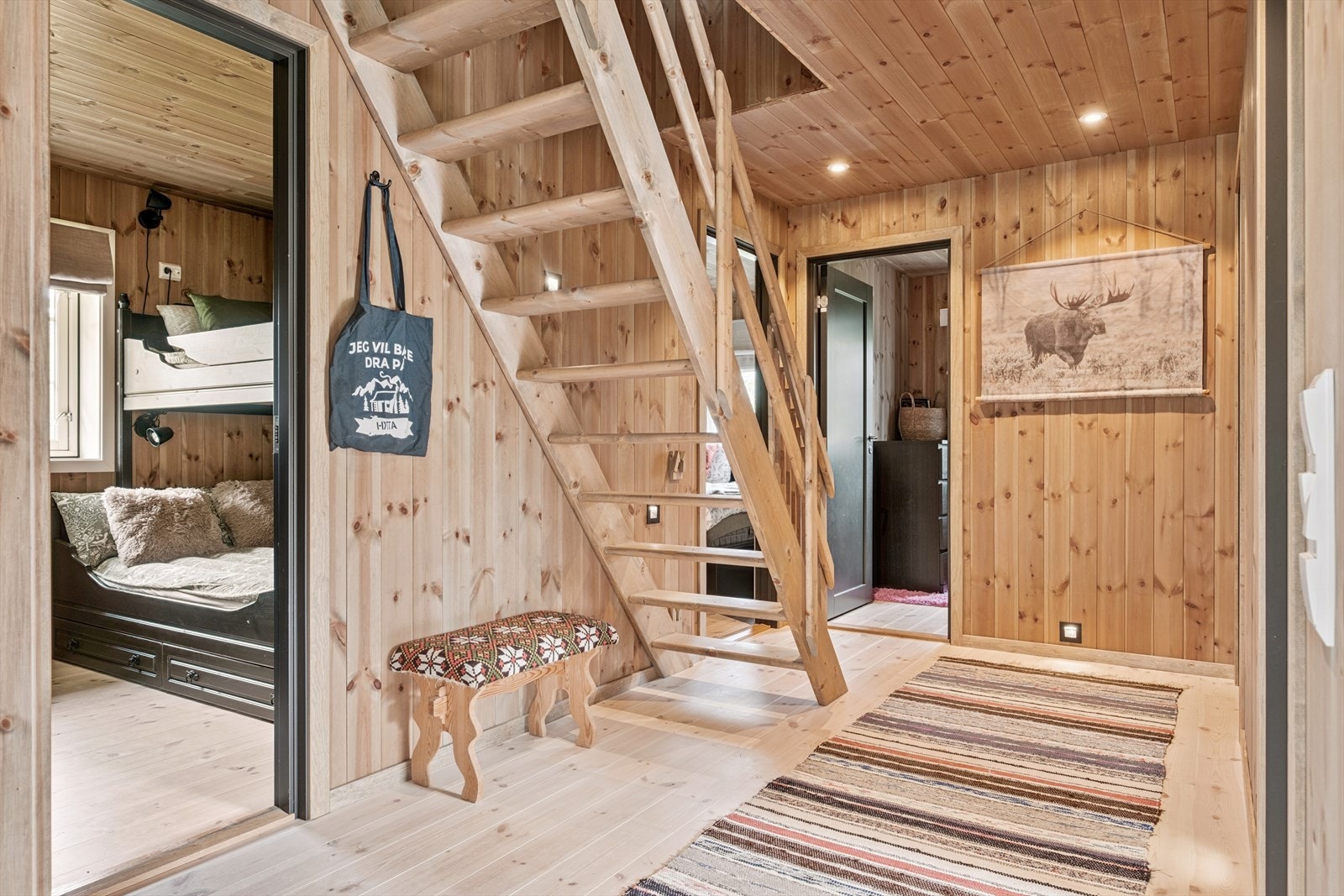 Gang med trapp opp til hems. Også her ferdigbehandlet panel. Downlights i tak. Solid furugulv. Galleribilde