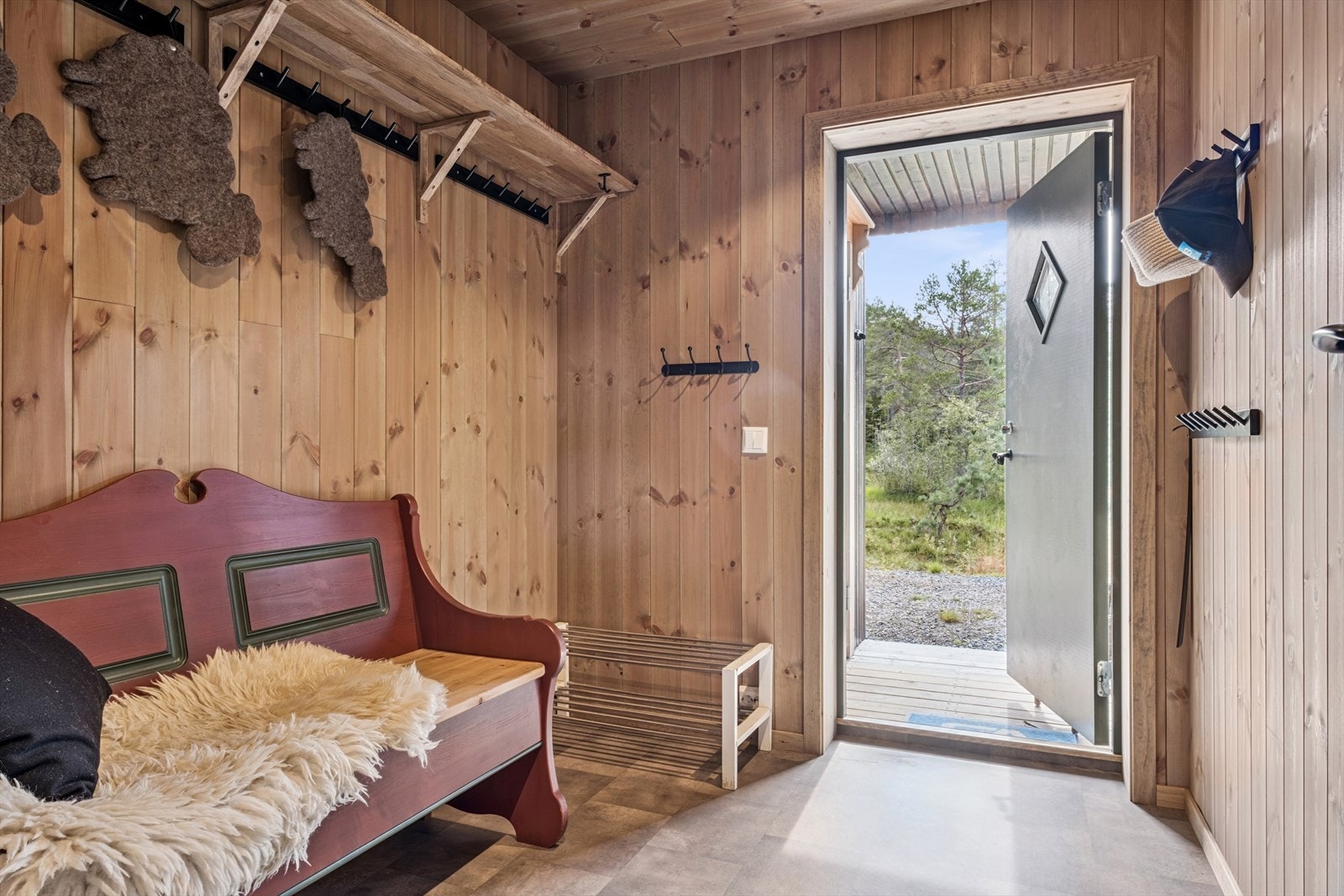 Velkommen inn:) Romslig gang med belegg på gulv, ferdigbehandelt panel og himling fra Moelven. Galleribilde