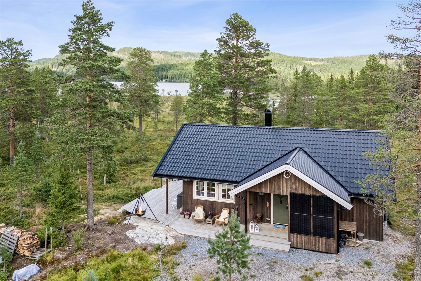 Fra hytta mot Skjærsjøen. Ca 3 minutters gange ned til vatnet. Galleribilde