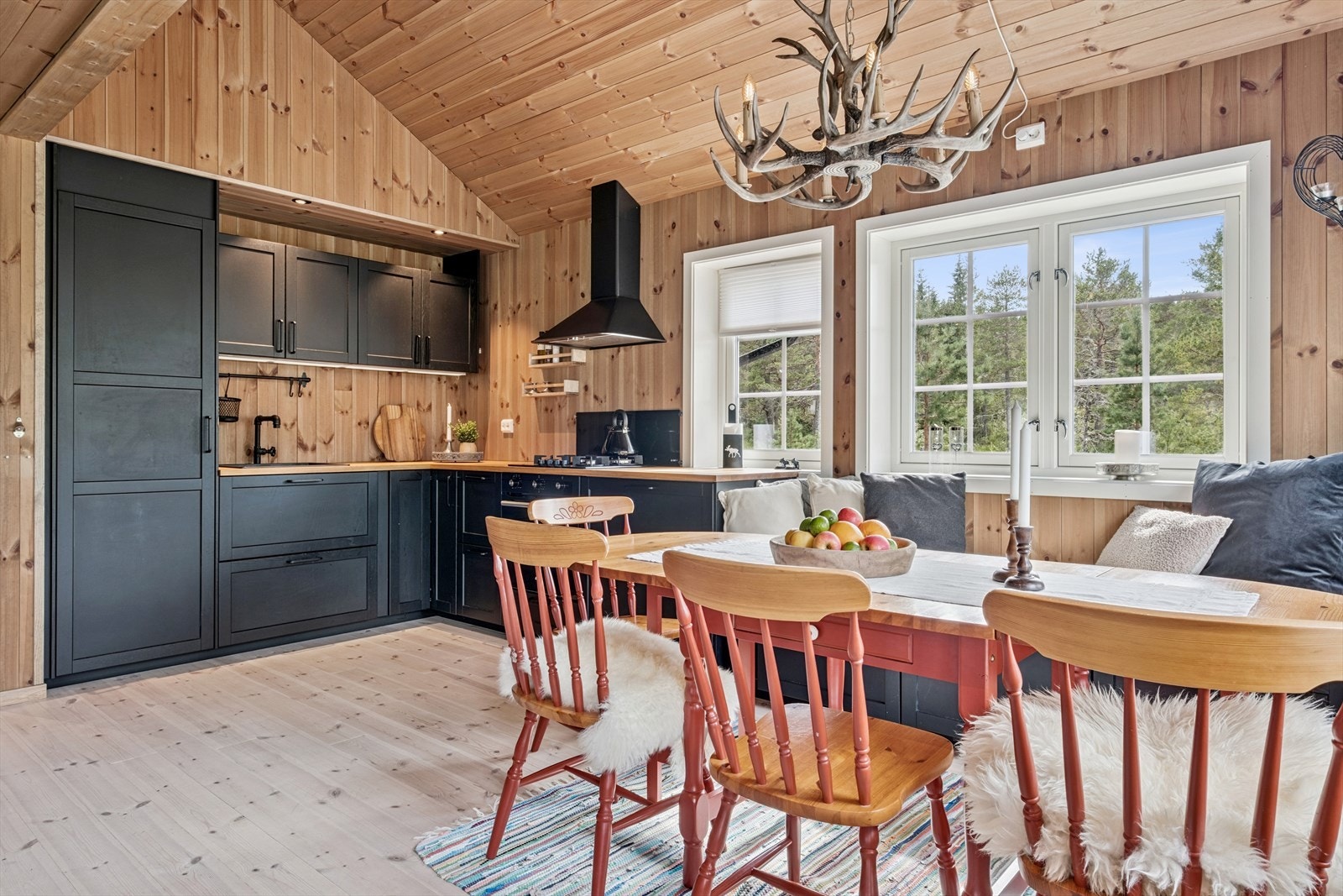 Romslig kjøkken med spiseplass. Galleribilde